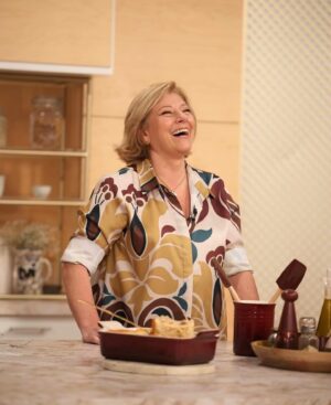 Cátia Goarmon Instagram - No @doisas10tvi com os meus queridos @claudio_ramos e @dailycristina a fazer a maravilhosa lasanha de atum com picadinho de legumes! 💥

Ingredientes:
* 1 cenoura
* ½ couve-flor (só os floretes)
* ½ brócolo (só os floretes)
* 1 cebola picada
* 2 dentes de alho picados
* 1 talo de aipo picado
* 100ml de vinho branco
* 400ml de polpa de tomate
* 3 latas de atum em azeite (escorrido)
* 3 c. sopa de Pão ralado
* 250g de massa fresca para lasanha
* 400ml molho bechamel
* 200g queijo mozarela ralado
* Azeite q.b.
* Flor de sal q.b.
* Mistura de Pimentas q.b.
* Orégãos secos q.b.

Modo de preparação:

Num processador de alimentos, triture a cenoura, os floretes da couve-flor e dos brócolos e o talo de aipo, de forma a obter um granulado. Reserve.
Refogue, em azeite, a cebola e os dentes de alho. Junte os legumes triturados e cozinhe-os até que estejam macios. Acrescente o vinho branco e deixe evaporar o álcool. Deite no tacho o atum, a polpa de tomate, os orégãos e deixe cozinhar, por 20 minutos, em lume brando. Tempere com sal e pimenta a gosto.
Para montar a lasanha, forre o fundo de uma travessa com o pão ralado. De seguida, deite um pouco do preparado de atum, coloque um pouco de queijo e tape com duas folhas de massa fresca. Continue o processo, até acabar o preparado de atum. Termine com as folhas de massa, cubra com o molho bechamel e um pouco de queijo mozarela.
Leve ao forno a 180ºC, por 45 minutos.