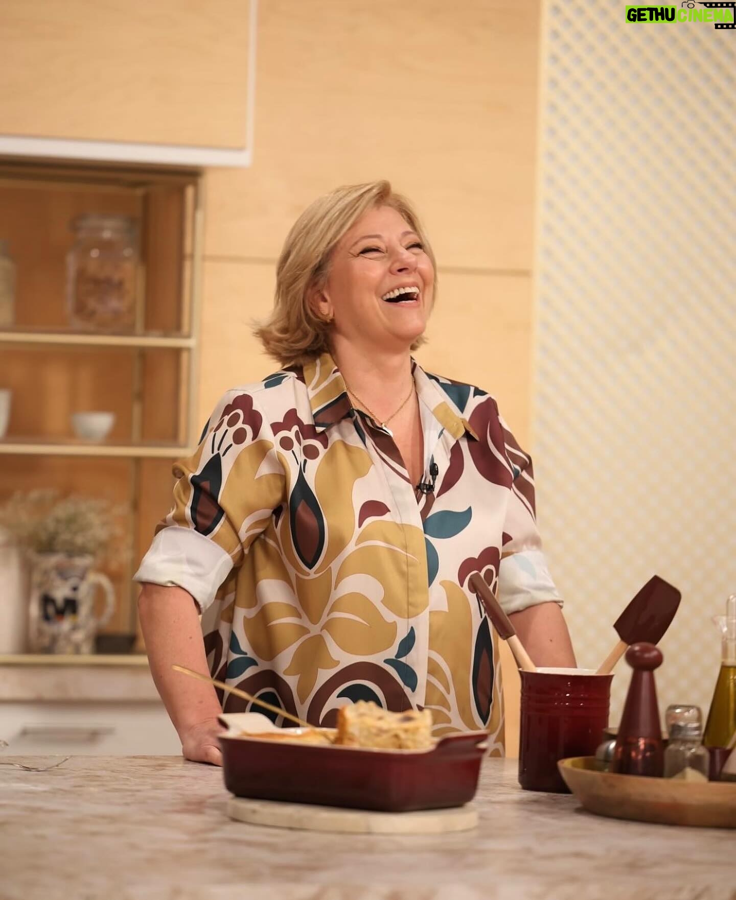 Cátia Goarmon - 875 Likes - No @doisas10tvi com os meus queridos @claudio_ramos e @dailycristina a fazer a maravilhosa lasanha de atum com picadinho de legumes! 💥
Ingredientes:
* 1 cenoura
* ½ couve-flor (só os floretes)
* ½ brócolo (só os floretes)
* 1 cebola picada
* 2 dentes de alho picados
* 1 talo de aipo picado
* 100ml de vinho branco
* 400ml de polpa de tomate
* 3 latas de atum em azeite (escorrido)
* 3 c. sopa de Pão ralado
* 250g de massa fresca para lasanha
* 400ml molho bechamel
* 200g queijo mozarela ralado
* Azeite q.b.
* Flor de sal q.b.
* Mistura de Pimentas q.b.
* Orégãos secos q.b.
Modo de preparação:
Num processador de alimentos, triture a cenoura, os floretes da couve-flor e dos brócolos e o talo de aipo, de forma a obter um granulado. Reserve.
Refogue, em azeite, a cebola e os dentes de alho. Junte os legumes triturados e cozinhe-os até que estejam macios. Acrescente o vinho branco e deixe evaporar o álcool. Deite no tacho o atum, a polpa de tomate, os orégãos e deixe cozinhar, por 20 minutos, em lume brando. Tempere com sal e pimenta a gosto.
Para montar a lasanha, forre o fundo de uma travessa com o pão ralado. De seguida, deite um pouco do preparado de atum, coloque um pouco de queijo e tape com duas folhas de massa fresca. Continue o processo, até acabar o preparado de atum. Termine com as folhas de massa, cubra com o molho bechamel e um pouco de queijo mozarela.
Leve ao forno a 180ºC, por 45 minutos.