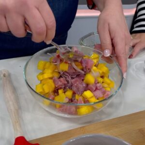 Cátia Goarmon Instagram - …Et voilá! O menu do @estamanhatvi de hoje prometeu:
Canja e Ceviche de Atum! 🐟 o que acharam? 

Canja: 
300 g Atum fresco
1/2 sumo de Limão 
½ cebola roxa picada 
1 dente de Alho picado
1/2 Malaguetas picada 
1 lt de água 
30 ml de molho de soja 
2 anchovas
50gr de massa (pevide)
1c. de sopa de farinha de araruta
Cebolinho q.b.
 
Modo de preparação: 
Corte 300 g de atum em cubos. Reserve num tacho, refogue ½ cebola roxa picada, 1 dente de alho esmagado, 1 malagueta picada e 2 anchovas. Deixe refogar e adicione os cubos de atum e 1 lt de água.
Acrescente a massa e deixe cozinhar. Dissolva a farinha de araruta num pouco de água e junte à canja. Mexa até engrossar. 
Pique o cebolinho e adicione à canja. Sirva a canja ainda quente com umas gotas de limão! 🥣 

Ceviche: 
300 g Atum fresco
1 Lima (sumo e raspa)
½ cebola roxa laminada
1/2 Malaguetas picada 
1 manga cortada em cubos
Gengibre fresco q.b
Coentros picados
Sal e pimenta q.b.

Modo de preparação:
Corte 300g de atum em cubos. Junte o sumo da lima, a malagueta, a cebola roxa, tempere com sal e pimenta.
Rale um pouco de gengibre fresco e acrescente os coentros picados.