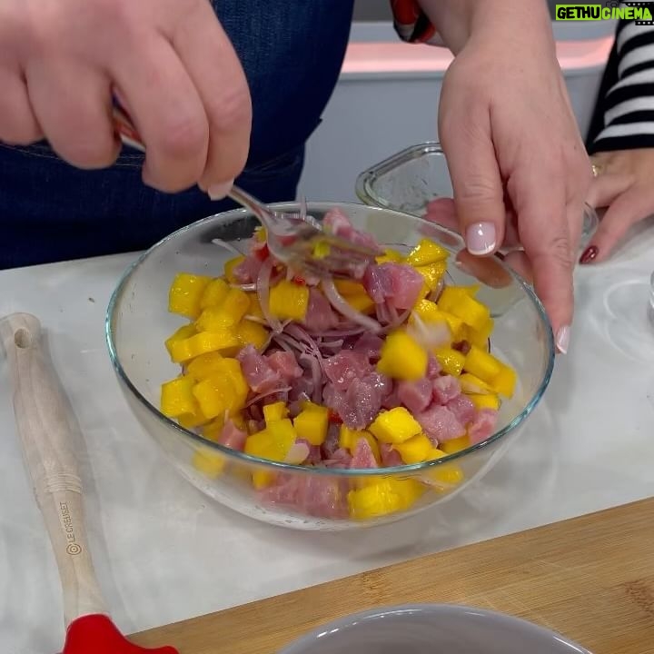 Cátia Goarmon - 1K Likes - …Et voilá! O menu do @estamanhatvi de hoje prometeu:
Canja e Ceviche de Atum! 🐟 o que acharam?
Canja:
300 g Atum fresco
1/2 sumo de Limão
½ cebola roxa picada
1 dente de Alho picado
1/2 Malaguetas picada
1 lt de água
30 ml de molho de soja
2 anchovas
50gr de massa (pevide)
1c. de sopa de farinha de araruta
Cebolinho q.b.
Modo de preparação:
Corte 300 g de atum em cubos. Reserve num tacho, refogue ½ cebola roxa picada, 1 dente de alho esmagado, 1 malagueta picada e 2 anchovas. Deixe refogar e adicione os cubos de atum e 1 lt de água.
Acrescente a massa e deixe cozinhar. Dissolva a farinha de araruta num pouco de água e junte à canja. Mexa até engrossar.
Pique o cebolinho e adicione à canja. Sirva a canja ainda quente com umas gotas de limão! 🥣
Ceviche:
300 g Atum fresco
1 Lima (sumo e raspa)
½ cebola roxa laminada
1/2 Malaguetas picada
1 manga cortada em cubos
Gengibre fresco q.b
Coentros picados
Sal e pimenta q.b.
Modo de preparação:
Corte 300g de atum em cubos. Junte o sumo da lima, a malagueta, a cebola roxa, tempere com sal e pimenta.
Rale um pouco de gengibre fresco e acrescente os coentros picados.