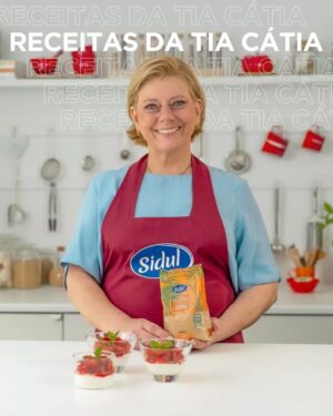 Cátia Goarmon Instagram - Nestes dias de maior calor apetece-te algo frutado, docinho e fresco? A @tia_catia resolve! Delicia-te com estes Morangos com Lima e Hortelã. 🍓 

Aquilo de que precisas:
400g de morangos
1 lima (raspa e sumo)
2 colheres de sopa de açúcar mascavado com stevia
4 folhas de hortelã picadas
2 iogurtes gregos naturais

Modo de preparação:
☑️ Lamina os morangos, polvilha com 2 colheres de açúcar mascavado com stevia. 
☑️ Junta a raspa da lima e o sumo da mesma.
☑️ Acrescenta a hortelã picada, envolve bem e leva ao frio por 2 horas.
☑️ Serve os morangos com o iogurte e enfeita com uma folha de hortelã.

Pronto, agora desfruta da frescura que faltava na palma da tua mão. ☀️

#Sidul #Siduldocesmomentos #açúcar #MorangoseLimão