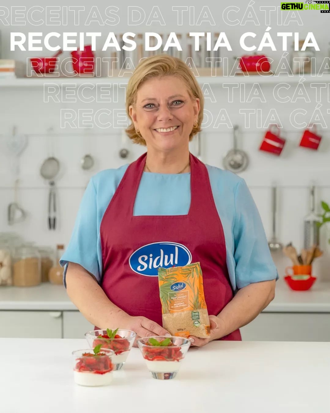 Cátia Goarmon - 2K Likes - Nestes dias de maior calor apetece-te algo frutado, docinho e fresco? A @tia_catia resolve! Delicia-te com estes Morangos com Lima e Hortelã. 🍓
Aquilo de que precisas:
400g de morangos
1 lima (raspa e sumo)
2 colheres de sopa de açúcar mascavado com stevia
4 folhas de hortelã picadas
2 iogurtes gregos naturais
Modo de preparação:
☑️ Lamina os morangos, polvilha com 2 colheres de açúcar mascavado com stevia.
☑️ Junta a raspa da lima e o sumo da mesma.
☑️ Acrescenta a hortelã picada, envolve bem e leva ao frio por 2 horas.
☑️ Serve os morangos com o iogurte e enfeita com uma folha de hortelã.
Pronto, agora desfruta da frescura que faltava na palma da tua mão. ☀️
#Sidul #Siduldocesmomentos #açúcar #MorangoseLimão
