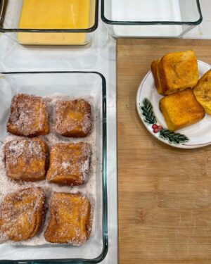 Cátia Goarmon Instagram - Hoje foi dia de mini rabanadas com o pão da @bimbo_pt sem côdea! Não há forma de ficarem mais deliciosas! Quem viu? 🎄🍞🤤 

Ingredientes: 

●  6 fatias Bimbo®️ Especial Torradas Sem côdea
●  600 ml leite gordo
●  30g de açúcar2 cascas de limão
●  2 cascas de limão
●  1 c. café essência de baunilha
●  3 ovos batidos
●  Açúcar q.b.
●  Canela em pó q.b.
●  Óleo para fritar
 
 Modo de Preparação:

Corte cada fatia de Bimbo®️ Especial Torradas Sem Côdea em 4.

Leve um tacho ao lume com o leite, o açúcar, as cascas de limão e a essência de baunilha. Antes de levantar fervura, coloque numa travessa de vidro, descartando a casca de limão.

Passe cada quadrado de pão pelo leite, de seguida passe pelos ovos batidos e frite em óleo bem quente de ambos os lados até estarem douradas.

Coloque as mini rabanadas a escorrer em papel de cozinha, para retirar o excesso de óleo.

Por fim, passe-as por uma mistura de açúcar e canela.