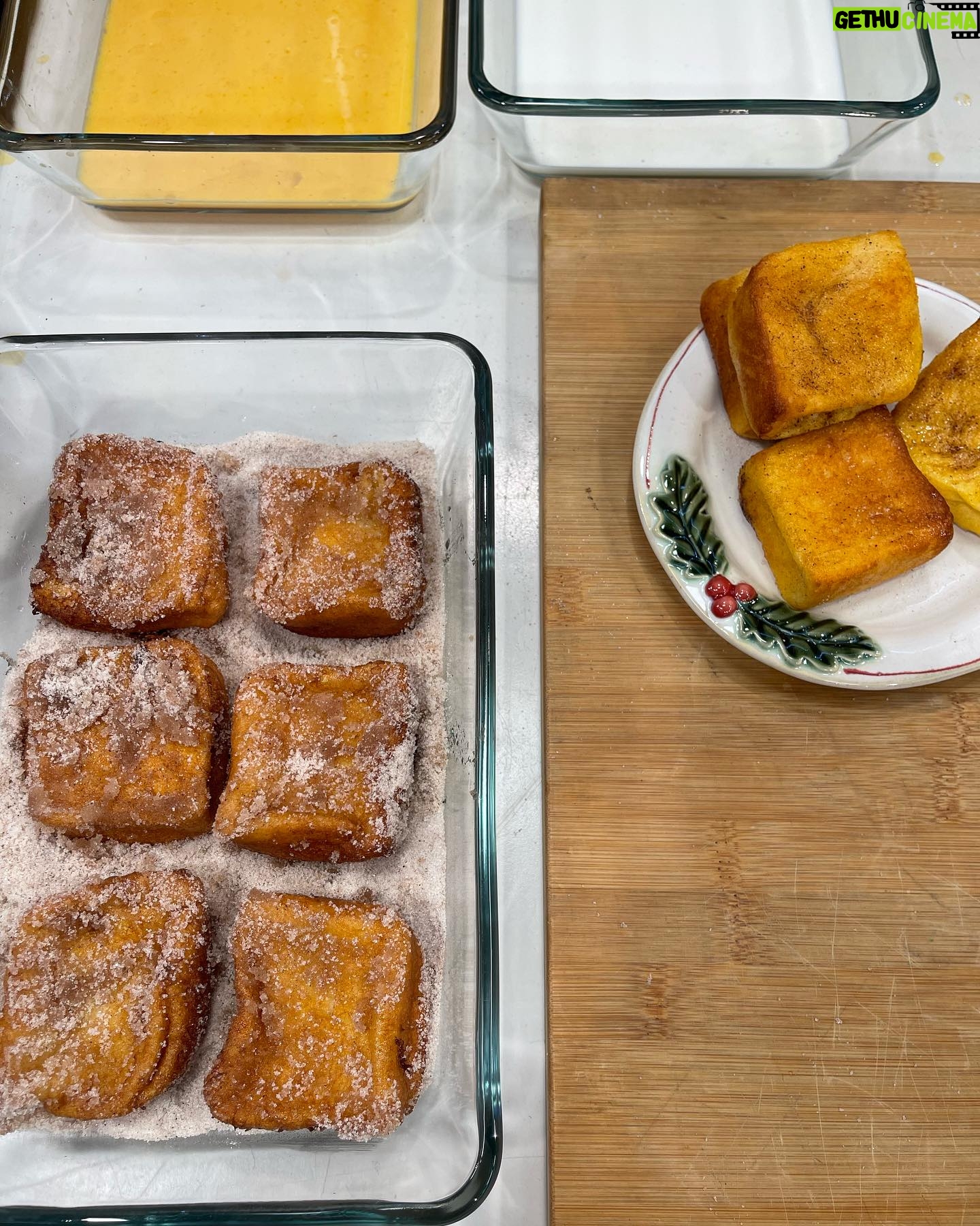 Cátia Goarmon - 1.4K Likes - Hoje foi dia de mini rabanadas com o pão da @bimbo_pt sem côdea! Não há forma de ficarem mais deliciosas! Quem viu? 🎄🍞🤤
Ingredientes:
● 6 fatias Bimbo®️ Especial Torradas Sem côdea
● 600 ml leite gordo
● 30g de açúcar2 cascas de limão
● 2 cascas de limão
● 1 c. café essência de baunilha
● 3 ovos batidos
● Açúcar q.b.
● Canela em pó q.b.
● Óleo para fritar
Modo de Preparação:
Corte cada fatia de Bimbo®️ Especial Torradas Sem Côdea em 4.
Leve um tacho ao lume com o leite, o açúcar, as cascas de limão e a essência de baunilha. Antes de levantar fervura, coloque numa travessa de vidro, descartando a casca de limão.
Passe cada quadrado de pão pelo leite, de seguida passe pelos ovos batidos e frite em óleo bem quente de ambos os lados até estarem douradas.
Coloque as mini rabanadas a escorrer em papel de cozinha, para retirar o excesso de óleo.
Por fim, passe-as por uma mistura de açúcar e canela.