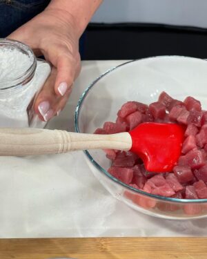 Cátia Goarmon Instagram - …Et voilá! O menu do @estamanhatvi de hoje prometeu:
Canja e Ceviche de Atum! 🐟 o que acharam? 

Canja: 
300 g Atum fresco
1/2 sumo de Limão 
½ cebola roxa picada 
1 dente de Alho picado
1/2 Malaguetas picada 
1 lt de água 
30 ml de molho de soja 
2 anchovas
50gr de massa (pevide)
1c. de sopa de farinha de araruta
Cebolinho q.b.
 
Modo de preparação: 
Corte 300 g de atum em cubos. Reserve num tacho, refogue ½ cebola roxa picada, 1 dente de alho esmagado, 1 malagueta picada e 2 anchovas. Deixe refogar e adicione os cubos de atum e 1 lt de água.
Acrescente a massa e deixe cozinhar. Dissolva a farinha de araruta num pouco de água e junte à canja. Mexa até engrossar. 
Pique o cebolinho e adicione à canja. Sirva a canja ainda quente com umas gotas de limão! 🥣 

Ceviche: 
300 g Atum fresco
1 Lima (sumo e raspa)
½ cebola roxa laminada
1/2 Malaguetas picada 
1 manga cortada em cubos
Gengibre fresco q.b
Coentros picados
Sal e pimenta q.b.

Modo de preparação:
Corte 300g de atum em cubos. Junte o sumo da lima, a malagueta, a cebola roxa, tempere com sal e pimenta.
Rale um pouco de gengibre fresco e acrescente os coentros picados.