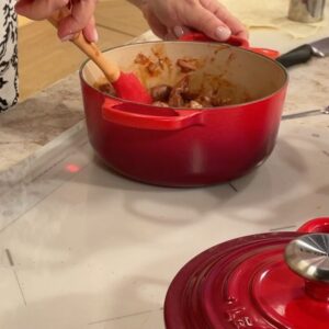 Cátia Goarmon Instagram - É sempre bom receber a nossa querida Tia Cátia! Hoje, veio preparar um petisco com sabor a verão: Moelas! Uma receita que diz surpreender, mesmo aqueles que não gostam de moelas…