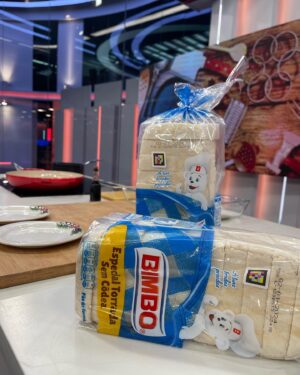 Cátia Goarmon Instagram - Hoje foi dia de mini rabanadas com o pão da @bimbo_pt sem côdea! Não há forma de ficarem mais deliciosas! Quem viu? 🎄🍞🤤 

Ingredientes: 

●  6 fatias Bimbo®️ Especial Torradas Sem côdea
●  600 ml leite gordo
●  30g de açúcar2 cascas de limão
●  2 cascas de limão
●  1 c. café essência de baunilha
●  3 ovos batidos
●  Açúcar q.b.
●  Canela em pó q.b.
●  Óleo para fritar
 
 Modo de Preparação:

Corte cada fatia de Bimbo®️ Especial Torradas Sem Côdea em 4.

Leve um tacho ao lume com o leite, o açúcar, as cascas de limão e a essência de baunilha. Antes de levantar fervura, coloque numa travessa de vidro, descartando a casca de limão.

Passe cada quadrado de pão pelo leite, de seguida passe pelos ovos batidos e frite em óleo bem quente de ambos os lados até estarem douradas.

Coloque as mini rabanadas a escorrer em papel de cozinha, para retirar o excesso de óleo.

Por fim, passe-as por uma mistura de açúcar e canela.