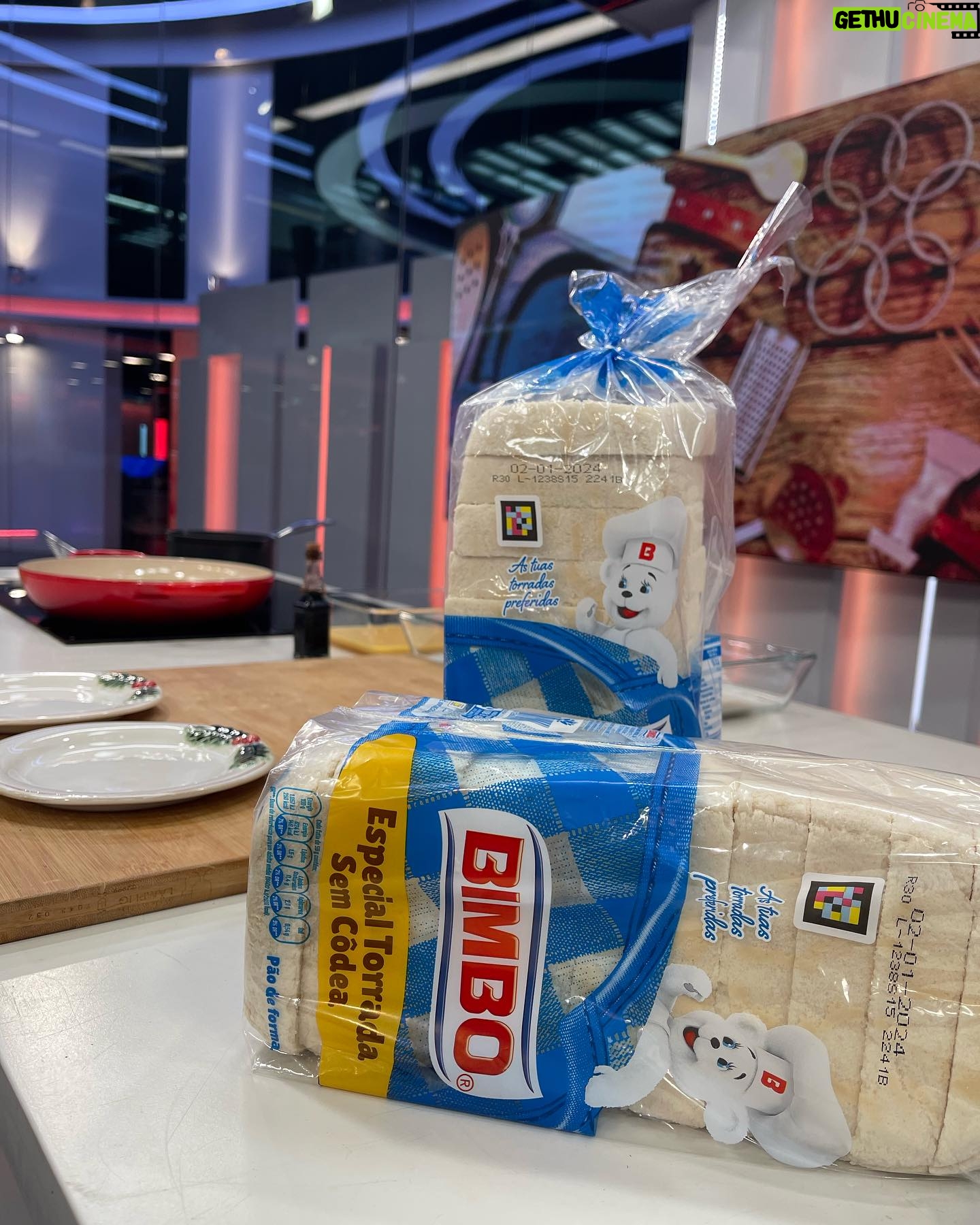 Cátia Goarmon - 1.4K Likes - Hoje foi dia de mini rabanadas com o pão da @bimbo_pt sem côdea! Não há forma de ficarem mais deliciosas! Quem viu? 🎄🍞🤤
Ingredientes:
● 6 fatias Bimbo®️ Especial Torradas Sem côdea
● 600 ml leite gordo
● 30g de açúcar2 cascas de limão
● 2 cascas de limão
● 1 c. café essência de baunilha
● 3 ovos batidos
● Açúcar q.b.
● Canela em pó q.b.
● Óleo para fritar
Modo de Preparação:
Corte cada fatia de Bimbo®️ Especial Torradas Sem Côdea em 4.
Leve um tacho ao lume com o leite, o açúcar, as cascas de limão e a essência de baunilha. Antes de levantar fervura, coloque numa travessa de vidro, descartando a casca de limão.
Passe cada quadrado de pão pelo leite, de seguida passe pelos ovos batidos e frite em óleo bem quente de ambos os lados até estarem douradas.
Coloque as mini rabanadas a escorrer em papel de cozinha, para retirar o excesso de óleo.
Por fim, passe-as por uma mistura de açúcar e canela.
