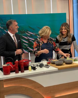 Cátia Goarmon Instagram - …Et voilá! O menu do @estamanhatvi de hoje prometeu:
Canja e Ceviche de Atum! 🐟 o que acharam? 

Canja: 
300 g Atum fresco
1/2 sumo de Limão 
½ cebola roxa picada 
1 dente de Alho picado
1/2 Malaguetas picada 
1 lt de água 
30 ml de molho de soja 
2 anchovas
50gr de massa (pevide)
1c. de sopa de farinha de araruta
Cebolinho q.b.
 
Modo de preparação: 
Corte 300 g de atum em cubos. Reserve num tacho, refogue ½ cebola roxa picada, 1 dente de alho esmagado, 1 malagueta picada e 2 anchovas. Deixe refogar e adicione os cubos de atum e 1 lt de água.
Acrescente a massa e deixe cozinhar. Dissolva a farinha de araruta num pouco de água e junte à canja. Mexa até engrossar. 
Pique o cebolinho e adicione à canja. Sirva a canja ainda quente com umas gotas de limão! 🥣 

Ceviche: 
300 g Atum fresco
1 Lima (sumo e raspa)
½ cebola roxa laminada
1/2 Malaguetas picada 
1 manga cortada em cubos
Gengibre fresco q.b
Coentros picados
Sal e pimenta q.b.

Modo de preparação:
Corte 300g de atum em cubos. Junte o sumo da lima, a malagueta, a cebola roxa, tempere com sal e pimenta.
Rale um pouco de gengibre fresco e acrescente os coentros picados.