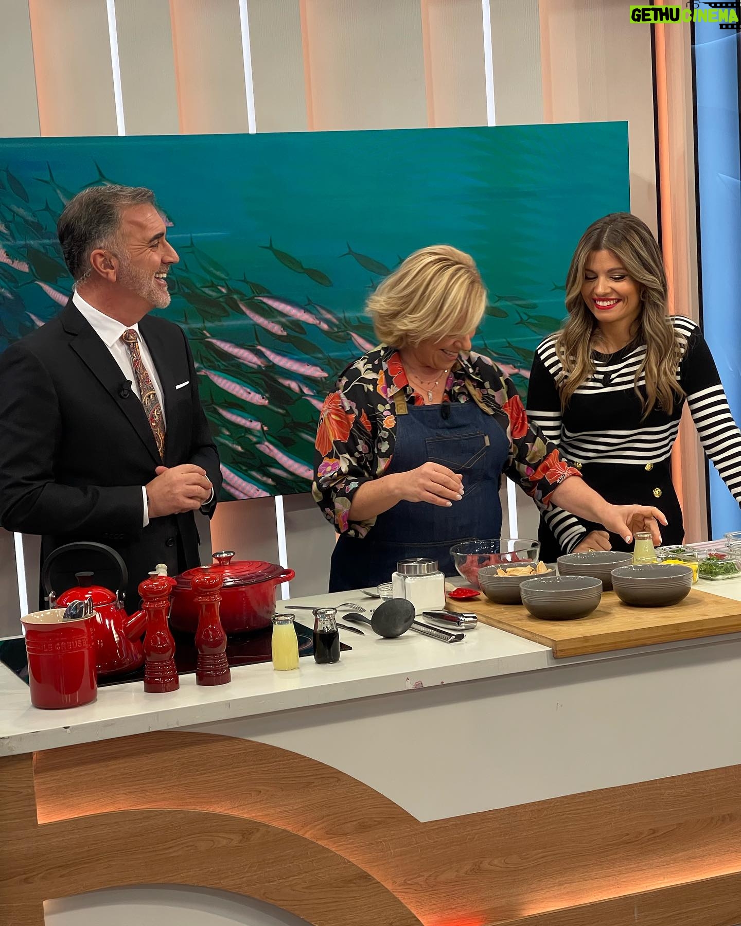 Cátia Goarmon - 1K Likes - …Et voilá! O menu do @estamanhatvi de hoje prometeu:
Canja e Ceviche de Atum! 🐟 o que acharam?
Canja:
300 g Atum fresco
1/2 sumo de Limão
½ cebola roxa picada
1 dente de Alho picado
1/2 Malaguetas picada
1 lt de água
30 ml de molho de soja
2 anchovas
50gr de massa (pevide)
1c. de sopa de farinha de araruta
Cebolinho q.b.
Modo de preparação:
Corte 300 g de atum em cubos. Reserve num tacho, refogue ½ cebola roxa picada, 1 dente de alho esmagado, 1 malagueta picada e 2 anchovas. Deixe refogar e adicione os cubos de atum e 1 lt de água.
Acrescente a massa e deixe cozinhar. Dissolva a farinha de araruta num pouco de água e junte à canja. Mexa até engrossar.
Pique o cebolinho e adicione à canja. Sirva a canja ainda quente com umas gotas de limão! 🥣
Ceviche:
300 g Atum fresco
1 Lima (sumo e raspa)
½ cebola roxa laminada
1/2 Malaguetas picada
1 manga cortada em cubos
Gengibre fresco q.b
Coentros picados
Sal e pimenta q.b.
Modo de preparação:
Corte 300g de atum em cubos. Junte o sumo da lima, a malagueta, a cebola roxa, tempere com sal e pimenta.
Rale um pouco de gengibre fresco e acrescente os coentros picados.