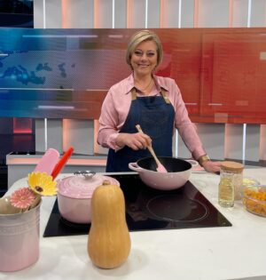 Cátia Goarmon Instagram - Hoje foi o dia do Risoto com cascas de abóbora.

RISOTO DE ABÓBORA
INGREDIENTES:
• Casca de 1 abóbora manteiga (cozida)
• 3 Chalotas picadas
• 300g de Arroz Arbório
• 100ml de vinho branco 
• 1,5l de caldo de legumes 
• 4 c. de sopa de manteiga 
• 100g de queijo parmesão ralado
• 100g de queijo mozarela ralado
• Sal q.b.
• Mistura de Pimentas q.b.
• Azeite q.b.
• Lascas de parmesão para finalizar
• Pevides de abóbora tostadas
 
PREPARAÇÃO:
Leve ao lume um tacho com um fio de azeite e 2 colheres de sopa de manteiga. Refogue 3 chalotas. Junte 300g de Arroz Arbório, mexa e deixe fritar um pouco. Refresque com 100ml de vinho branco e continue a cozinhar, mexendo sempre até o álcool evaporar.
Vá adicionando caldo de legumes, pouco e pouco e sem parar de mexer, até que o arroz fique quase cozido. Acrescente a casca da abóbora cortada em cubinhos, tempere com sal e pimenta.  Deixe cozer mais uns minutos. 
Retire do lume e junte 100g de queijo parmesão ralado, 100g de queijo mozarela ralado e adicione 2 colheres de sopa de manteiga. Tape por 2 minutos para que o queijo derreta. Envolva bem. 
Sirva de imediato e finalize com lascas de parmesão e pevides de abóbora tostadas.