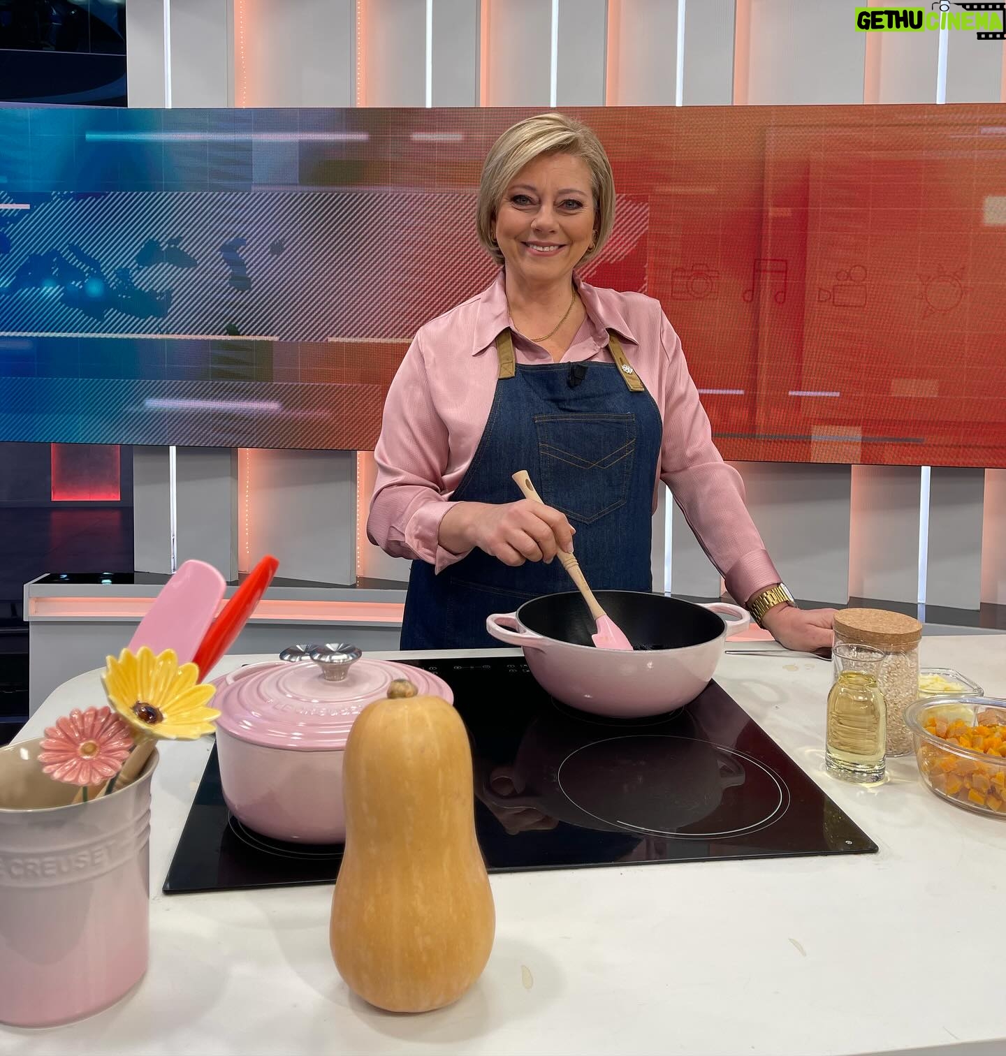 Cátia Goarmon - 0.9K Likes - Hoje foi o dia do Risoto com cascas de abóbora.
RISOTO DE ABÓBORA
INGREDIENTES:
• Casca de 1 abóbora manteiga (cozida)
• 3 Chalotas picadas
• 300g de Arroz Arbório
• 100ml de vinho branco
• 1,5l de caldo de legumes
• 4 c. de sopa de manteiga
• 100g de queijo parmesão ralado
• 100g de queijo mozarela ralado
• Sal q.b.
• Mistura de Pimentas q.b.
• Azeite q.b.
• Lascas de parmesão para finalizar
• Pevides de abóbora tostadas
PREPARAÇÃO:
Leve ao lume um tacho com um fio de azeite e 2 colheres de sopa de manteiga. Refogue 3 chalotas. Junte 300g de Arroz Arbório, mexa e deixe fritar um pouco. Refresque com 100ml de vinho branco e continue a cozinhar, mexendo sempre até o álcool evaporar.
Vá adicionando caldo de legumes, pouco e pouco e sem parar de mexer, até que o arroz fique quase cozido. Acrescente a casca da abóbora cortada em cubinhos, tempere com sal e pimenta. Deixe cozer mais uns minutos.
Retire do lume e junte 100g de queijo parmesão ralado, 100g de queijo mozarela ralado e adicione 2 colheres de sopa de manteiga. Tape por 2 minutos para que o queijo derreta. Envolva bem.
Sirva de imediato e finalize com lascas de parmesão e pevides de abóbora tostadas.