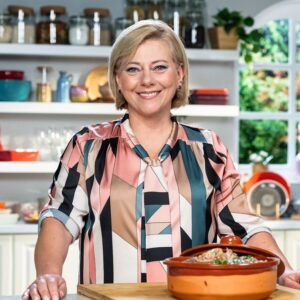 Cátia Goarmon Instagram - No meu programa “Os Segredos da Tia Cátia” é a @boutiquetereza que cede estas camisas incríveis. Para além dos padrões serem muito giros a qualidade é ótima! Eu adoro 😊 

Styling @mariajoxavier 
Fotografias da @silviamartinezphotography 
@24kitchenpt 

#24kitchen #ossegredosdatiacátia