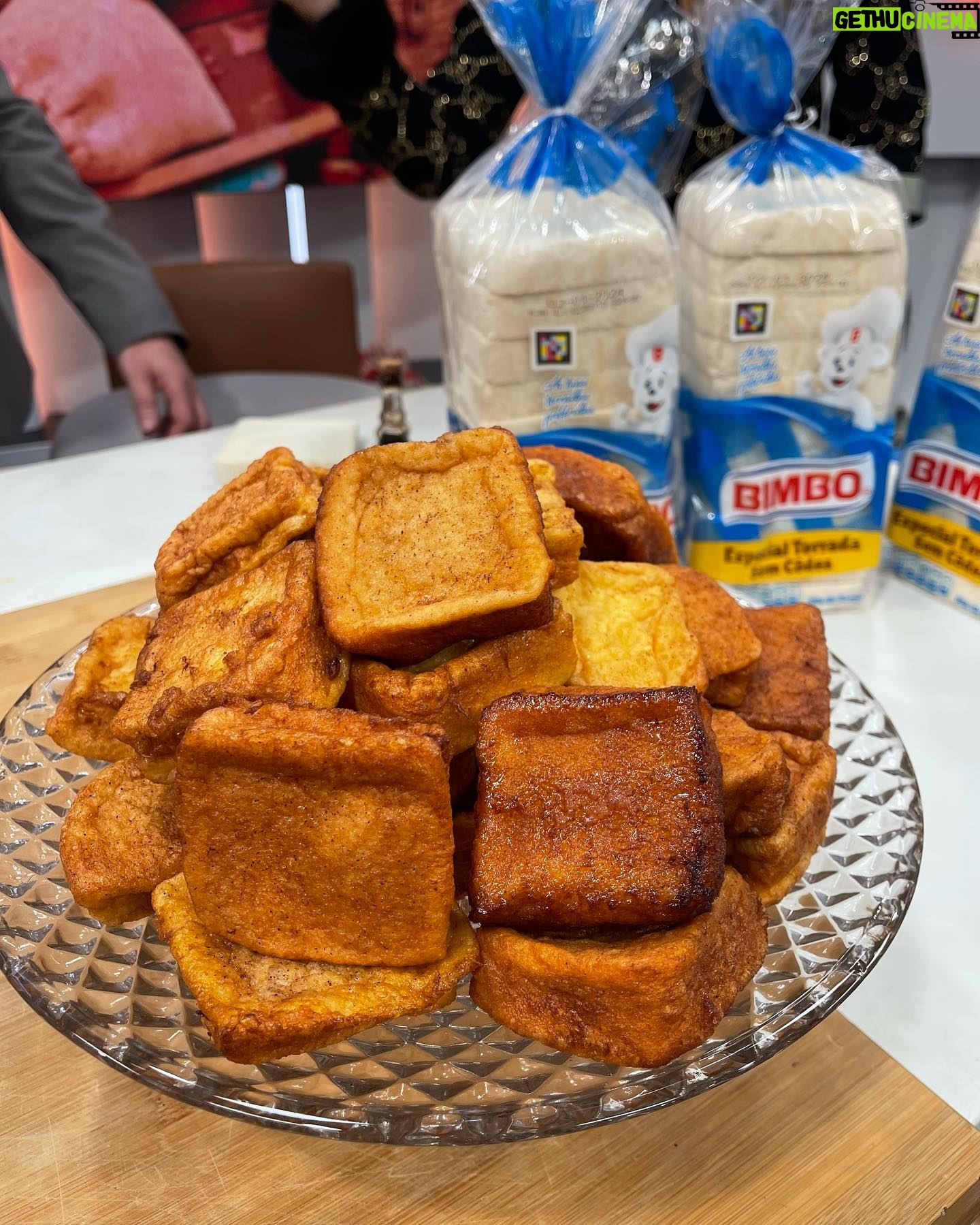 Cátia Goarmon - 1.4K Likes - Hoje foi dia de mini rabanadas com o pão da @bimbo_pt sem côdea! Não há forma de ficarem mais deliciosas! Quem viu? 🎄🍞🤤
Ingredientes:
● 6 fatias Bimbo®️ Especial Torradas Sem côdea
● 600 ml leite gordo
● 30g de açúcar2 cascas de limão
● 2 cascas de limão
● 1 c. café essência de baunilha
● 3 ovos batidos
● Açúcar q.b.
● Canela em pó q.b.
● Óleo para fritar
Modo de Preparação:
Corte cada fatia de Bimbo®️ Especial Torradas Sem Côdea em 4.
Leve um tacho ao lume com o leite, o açúcar, as cascas de limão e a essência de baunilha. Antes de levantar fervura, coloque numa travessa de vidro, descartando a casca de limão.
Passe cada quadrado de pão pelo leite, de seguida passe pelos ovos batidos e frite em óleo bem quente de ambos os lados até estarem douradas.
Coloque as mini rabanadas a escorrer em papel de cozinha, para retirar o excesso de óleo.
Por fim, passe-as por uma mistura de açúcar e canela.