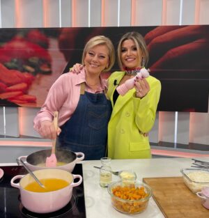 Cátia Goarmon Instagram - Hoje foi o dia do Risoto com cascas de abóbora.

RISOTO DE ABÓBORA
INGREDIENTES:
• Casca de 1 abóbora manteiga (cozida)
• 3 Chalotas picadas
• 300g de Arroz Arbório
• 100ml de vinho branco 
• 1,5l de caldo de legumes 
• 4 c. de sopa de manteiga 
• 100g de queijo parmesão ralado
• 100g de queijo mozarela ralado
• Sal q.b.
• Mistura de Pimentas q.b.
• Azeite q.b.
• Lascas de parmesão para finalizar
• Pevides de abóbora tostadas
 
PREPARAÇÃO:
Leve ao lume um tacho com um fio de azeite e 2 colheres de sopa de manteiga. Refogue 3 chalotas. Junte 300g de Arroz Arbório, mexa e deixe fritar um pouco. Refresque com 100ml de vinho branco e continue a cozinhar, mexendo sempre até o álcool evaporar.
Vá adicionando caldo de legumes, pouco e pouco e sem parar de mexer, até que o arroz fique quase cozido. Acrescente a casca da abóbora cortada em cubinhos, tempere com sal e pimenta.  Deixe cozer mais uns minutos. 
Retire do lume e junte 100g de queijo parmesão ralado, 100g de queijo mozarela ralado e adicione 2 colheres de sopa de manteiga. Tape por 2 minutos para que o queijo derreta. Envolva bem. 
Sirva de imediato e finalize com lascas de parmesão e pevides de abóbora tostadas.