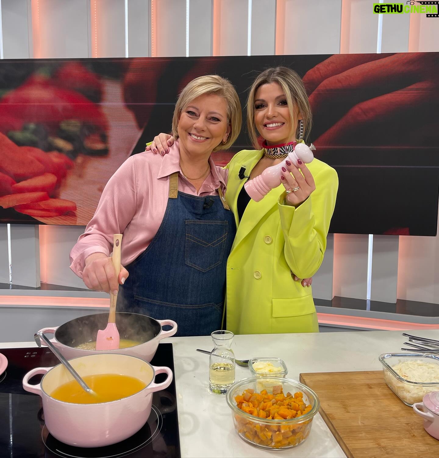 Cátia Goarmon - 0.9K Likes - Hoje foi o dia do Risoto com cascas de abóbora.
RISOTO DE ABÓBORA
INGREDIENTES:
• Casca de 1 abóbora manteiga (cozida)
• 3 Chalotas picadas
• 300g de Arroz Arbório
• 100ml de vinho branco
• 1,5l de caldo de legumes
• 4 c. de sopa de manteiga
• 100g de queijo parmesão ralado
• 100g de queijo mozarela ralado
• Sal q.b.
• Mistura de Pimentas q.b.
• Azeite q.b.
• Lascas de parmesão para finalizar
• Pevides de abóbora tostadas
PREPARAÇÃO:
Leve ao lume um tacho com um fio de azeite e 2 colheres de sopa de manteiga. Refogue 3 chalotas. Junte 300g de Arroz Arbório, mexa e deixe fritar um pouco. Refresque com 100ml de vinho branco e continue a cozinhar, mexendo sempre até o álcool evaporar.
Vá adicionando caldo de legumes, pouco e pouco e sem parar de mexer, até que o arroz fique quase cozido. Acrescente a casca da abóbora cortada em cubinhos, tempere com sal e pimenta. Deixe cozer mais uns minutos.
Retire do lume e junte 100g de queijo parmesão ralado, 100g de queijo mozarela ralado e adicione 2 colheres de sopa de manteiga. Tape por 2 minutos para que o queijo derreta. Envolva bem.
Sirva de imediato e finalize com lascas de parmesão e pevides de abóbora tostadas.