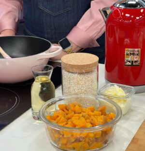 Cátia Goarmon Instagram - Hoje foi o dia do Risoto com cascas de abóbora.

RISOTO DE ABÓBORA
INGREDIENTES:
• Casca de 1 abóbora manteiga (cozida)
• 3 Chalotas picadas
• 300g de Arroz Arbório
• 100ml de vinho branco 
• 1,5l de caldo de legumes 
• 4 c. de sopa de manteiga 
• 100g de queijo parmesão ralado
• 100g de queijo mozarela ralado
• Sal q.b.
• Mistura de Pimentas q.b.
• Azeite q.b.
• Lascas de parmesão para finalizar
• Pevides de abóbora tostadas
 
PREPARAÇÃO:
Leve ao lume um tacho com um fio de azeite e 2 colheres de sopa de manteiga. Refogue 3 chalotas. Junte 300g de Arroz Arbório, mexa e deixe fritar um pouco. Refresque com 100ml de vinho branco e continue a cozinhar, mexendo sempre até o álcool evaporar.
Vá adicionando caldo de legumes, pouco e pouco e sem parar de mexer, até que o arroz fique quase cozido. Acrescente a casca da abóbora cortada em cubinhos, tempere com sal e pimenta.  Deixe cozer mais uns minutos. 
Retire do lume e junte 100g de queijo parmesão ralado, 100g de queijo mozarela ralado e adicione 2 colheres de sopa de manteiga. Tape por 2 minutos para que o queijo derreta. Envolva bem. 
Sirva de imediato e finalize com lascas de parmesão e pevides de abóbora tostadas.