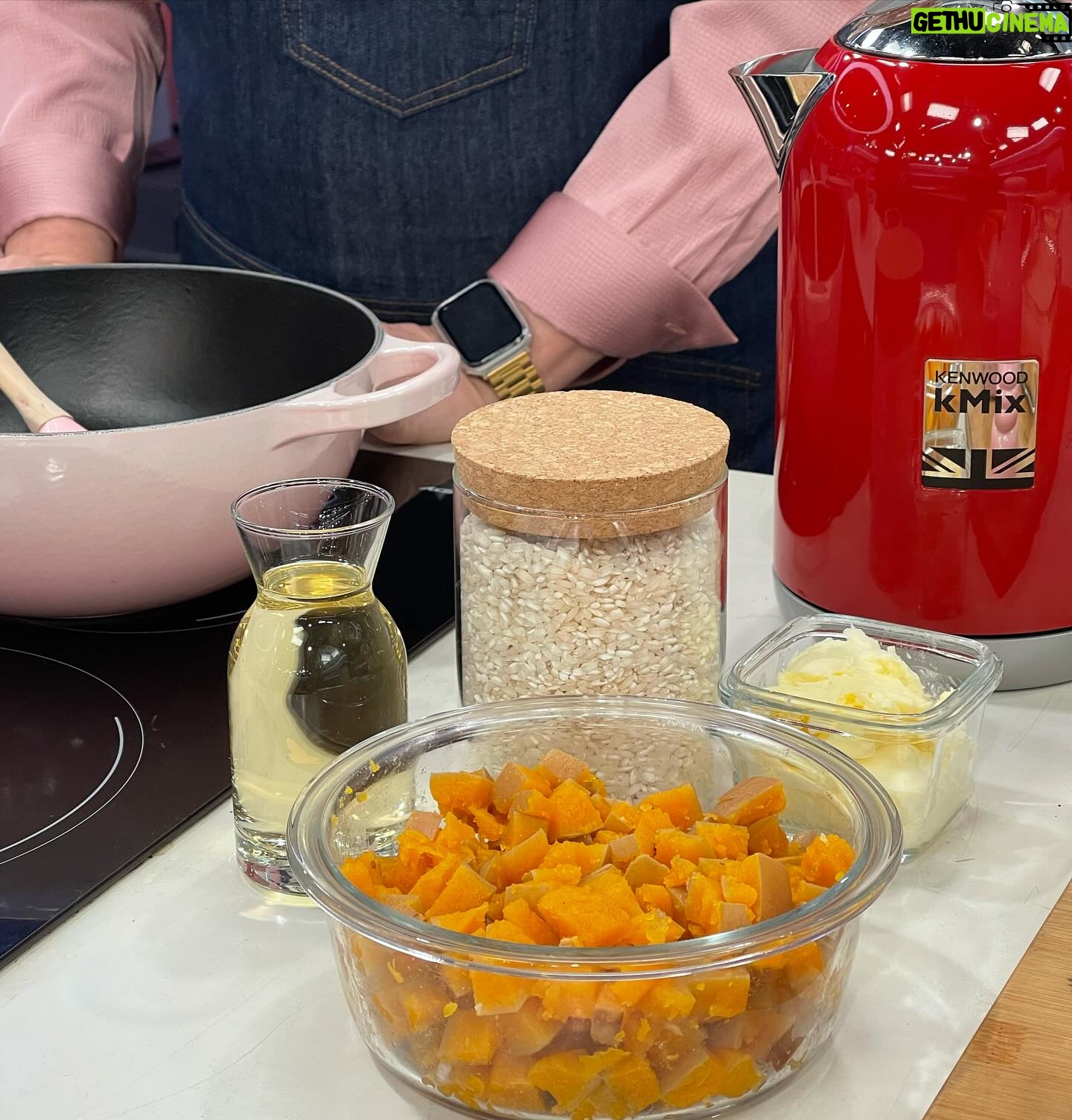 Cátia Goarmon - 0.9K Likes - Hoje foi o dia do Risoto com cascas de abóbora.
RISOTO DE ABÓBORA
INGREDIENTES:
• Casca de 1 abóbora manteiga (cozida)
• 3 Chalotas picadas
• 300g de Arroz Arbório
• 100ml de vinho branco
• 1,5l de caldo de legumes
• 4 c. de sopa de manteiga
• 100g de queijo parmesão ralado
• 100g de queijo mozarela ralado
• Sal q.b.
• Mistura de Pimentas q.b.
• Azeite q.b.
• Lascas de parmesão para finalizar
• Pevides de abóbora tostadas
PREPARAÇÃO:
Leve ao lume um tacho com um fio de azeite e 2 colheres de sopa de manteiga. Refogue 3 chalotas. Junte 300g de Arroz Arbório, mexa e deixe fritar um pouco. Refresque com 100ml de vinho branco e continue a cozinhar, mexendo sempre até o álcool evaporar.
Vá adicionando caldo de legumes, pouco e pouco e sem parar de mexer, até que o arroz fique quase cozido. Acrescente a casca da abóbora cortada em cubinhos, tempere com sal e pimenta. Deixe cozer mais uns minutos.
Retire do lume e junte 100g de queijo parmesão ralado, 100g de queijo mozarela ralado e adicione 2 colheres de sopa de manteiga. Tape por 2 minutos para que o queijo derreta. Envolva bem.
Sirva de imediato e finalize com lascas de parmesão e pevides de abóbora tostadas.