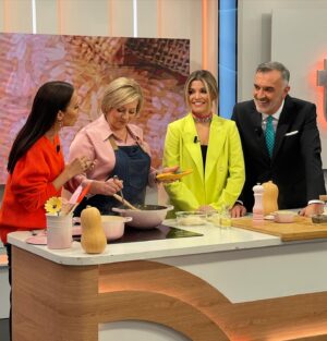 Cátia Goarmon Instagram - Hoje foi o dia do Risoto com cascas de abóbora.

RISOTO DE ABÓBORA
INGREDIENTES:
• Casca de 1 abóbora manteiga (cozida)
• 3 Chalotas picadas
• 300g de Arroz Arbório
• 100ml de vinho branco 
• 1,5l de caldo de legumes 
• 4 c. de sopa de manteiga 
• 100g de queijo parmesão ralado
• 100g de queijo mozarela ralado
• Sal q.b.
• Mistura de Pimentas q.b.
• Azeite q.b.
• Lascas de parmesão para finalizar
• Pevides de abóbora tostadas
 
PREPARAÇÃO:
Leve ao lume um tacho com um fio de azeite e 2 colheres de sopa de manteiga. Refogue 3 chalotas. Junte 300g de Arroz Arbório, mexa e deixe fritar um pouco. Refresque com 100ml de vinho branco e continue a cozinhar, mexendo sempre até o álcool evaporar.
Vá adicionando caldo de legumes, pouco e pouco e sem parar de mexer, até que o arroz fique quase cozido. Acrescente a casca da abóbora cortada em cubinhos, tempere com sal e pimenta.  Deixe cozer mais uns minutos. 
Retire do lume e junte 100g de queijo parmesão ralado, 100g de queijo mozarela ralado e adicione 2 colheres de sopa de manteiga. Tape por 2 minutos para que o queijo derreta. Envolva bem. 
Sirva de imediato e finalize com lascas de parmesão e pevides de abóbora tostadas.