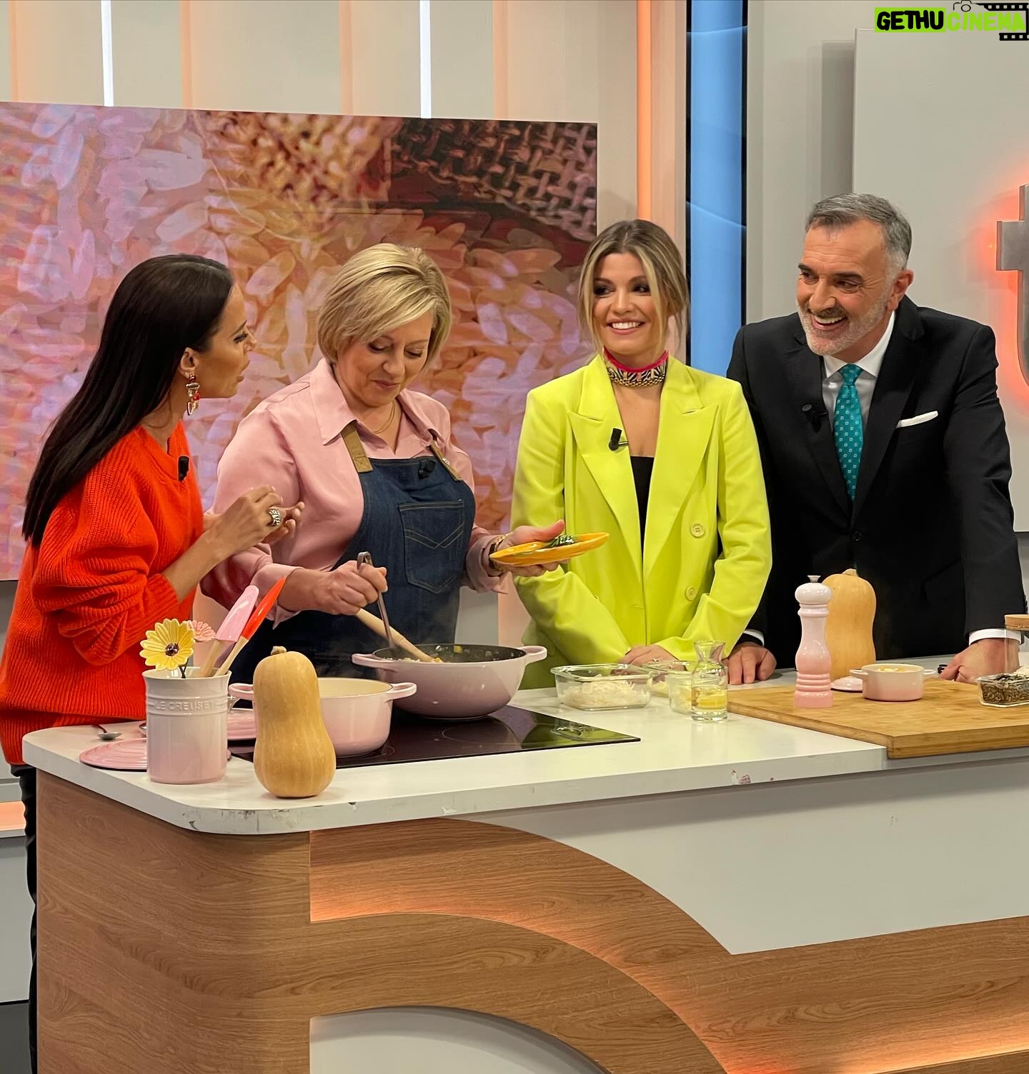 Cátia Goarmon - 0.9K Likes - Hoje foi o dia do Risoto com cascas de abóbora.
RISOTO DE ABÓBORA
INGREDIENTES:
• Casca de 1 abóbora manteiga (cozida)
• 3 Chalotas picadas
• 300g de Arroz Arbório
• 100ml de vinho branco
• 1,5l de caldo de legumes
• 4 c. de sopa de manteiga
• 100g de queijo parmesão ralado
• 100g de queijo mozarela ralado
• Sal q.b.
• Mistura de Pimentas q.b.
• Azeite q.b.
• Lascas de parmesão para finalizar
• Pevides de abóbora tostadas
PREPARAÇÃO:
Leve ao lume um tacho com um fio de azeite e 2 colheres de sopa de manteiga. Refogue 3 chalotas. Junte 300g de Arroz Arbório, mexa e deixe fritar um pouco. Refresque com 100ml de vinho branco e continue a cozinhar, mexendo sempre até o álcool evaporar.
Vá adicionando caldo de legumes, pouco e pouco e sem parar de mexer, até que o arroz fique quase cozido. Acrescente a casca da abóbora cortada em cubinhos, tempere com sal e pimenta. Deixe cozer mais uns minutos.
Retire do lume e junte 100g de queijo parmesão ralado, 100g de queijo mozarela ralado e adicione 2 colheres de sopa de manteiga. Tape por 2 minutos para que o queijo derreta. Envolva bem.
Sirva de imediato e finalize com lascas de parmesão e pevides de abóbora tostadas.
