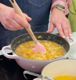 Cátia Goarmon Instagram - Hoje foi o dia do Risoto com cascas de abóbora.

RISOTO DE ABÓBORA
INGREDIENTES:
• Casca de 1 abóbora manteiga (cozida)
• 3 Chalotas picadas
• 300g de Arroz Arbório
• 100ml de vinho branco 
• 1,5l de caldo de legumes 
• 4 c. de sopa de manteiga 
• 100g de queijo parmesão ralado
• 100g de queijo mozarela ralado
• Sal q.b.
• Mistura de Pimentas q.b.
• Azeite q.b.
• Lascas de parmesão para finalizar
• Pevides de abóbora tostadas
 
PREPARAÇÃO:
Leve ao lume um tacho com um fio de azeite e 2 colheres de sopa de manteiga. Refogue 3 chalotas. Junte 300g de Arroz Arbório, mexa e deixe fritar um pouco. Refresque com 100ml de vinho branco e continue a cozinhar, mexendo sempre até o álcool evaporar.
Vá adicionando caldo de legumes, pouco e pouco e sem parar de mexer, até que o arroz fique quase cozido. Acrescente a casca da abóbora cortada em cubinhos, tempere com sal e pimenta.  Deixe cozer mais uns minutos. 
Retire do lume e junte 100g de queijo parmesão ralado, 100g de queijo mozarela ralado e adicione 2 colheres de sopa de manteiga. Tape por 2 minutos para que o queijo derreta. Envolva bem. 
Sirva de imediato e finalize com lascas de parmesão e pevides de abóbora tostadas.