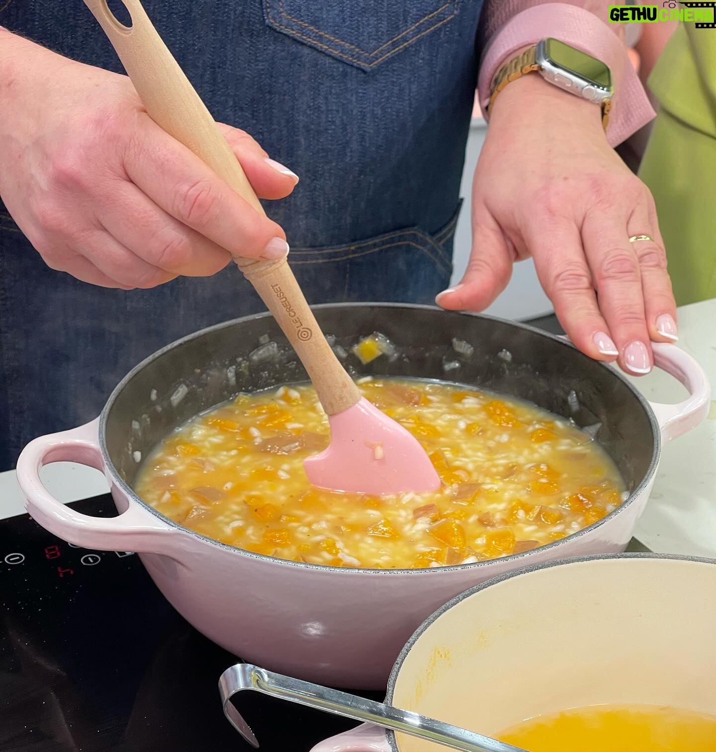 Cátia Goarmon - 0.9K Likes - Hoje foi o dia do Risoto com cascas de abóbora.
RISOTO DE ABÓBORA
INGREDIENTES:
• Casca de 1 abóbora manteiga (cozida)
• 3 Chalotas picadas
• 300g de Arroz Arbório
• 100ml de vinho branco
• 1,5l de caldo de legumes
• 4 c. de sopa de manteiga
• 100g de queijo parmesão ralado
• 100g de queijo mozarela ralado
• Sal q.b.
• Mistura de Pimentas q.b.
• Azeite q.b.
• Lascas de parmesão para finalizar
• Pevides de abóbora tostadas
PREPARAÇÃO:
Leve ao lume um tacho com um fio de azeite e 2 colheres de sopa de manteiga. Refogue 3 chalotas. Junte 300g de Arroz Arbório, mexa e deixe fritar um pouco. Refresque com 100ml de vinho branco e continue a cozinhar, mexendo sempre até o álcool evaporar.
Vá adicionando caldo de legumes, pouco e pouco e sem parar de mexer, até que o arroz fique quase cozido. Acrescente a casca da abóbora cortada em cubinhos, tempere com sal e pimenta. Deixe cozer mais uns minutos.
Retire do lume e junte 100g de queijo parmesão ralado, 100g de queijo mozarela ralado e adicione 2 colheres de sopa de manteiga. Tape por 2 minutos para que o queijo derreta. Envolva bem.
Sirva de imediato e finalize com lascas de parmesão e pevides de abóbora tostadas.