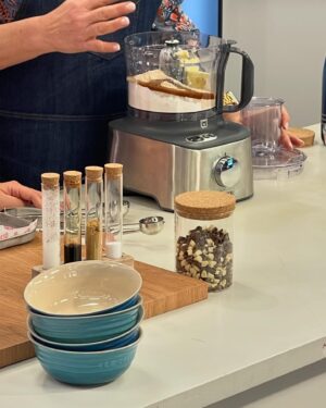 Cátia Goarmon Instagram - E para acabar em bom…. 🥁 Chocolate chip cookies! 🍪 

INGREDIENTES:
 • 100g de manteiga à temperatura ambiente
• 100g de açúcar amarelo
• 1 ovo
• 150g de farinha
• 50g de amido de milho
• 1 colher de café de bicarbonato de sódio
• 1 colher de café de flor de sal
• 1 colher de chá de essência de baunilha
• 80g de chocolate negro 
• 80g de chocolate branco 
• 80g de chocolate de leite

PREPARAÇÃO:
Num processador misture 100g de manteiga à temperatura ambiente com 100g de açúcar mascavado, 1 ovo, 150g de farinha, 50g de amido de milho, 1 colher de café de bicarbonato de sódio e 1 colher de chá de essência de baunilha.

Retire para uma taça e caso seja necessário leve ao frio por 20 minutos.
 
Envolva na massa 80g de chocolate branco, 80g de chocolate negro, 80g de chocolate de leite cortados com faca.
 
Num tabuleiro de forno forrado a papel vegetal coloque com a ajuda de uma colher de gelado, 12 bolas de massa afastadas entre si. 
 
Leve ao forno, pré-aquecido a 180ºC, durante 15 minutos.