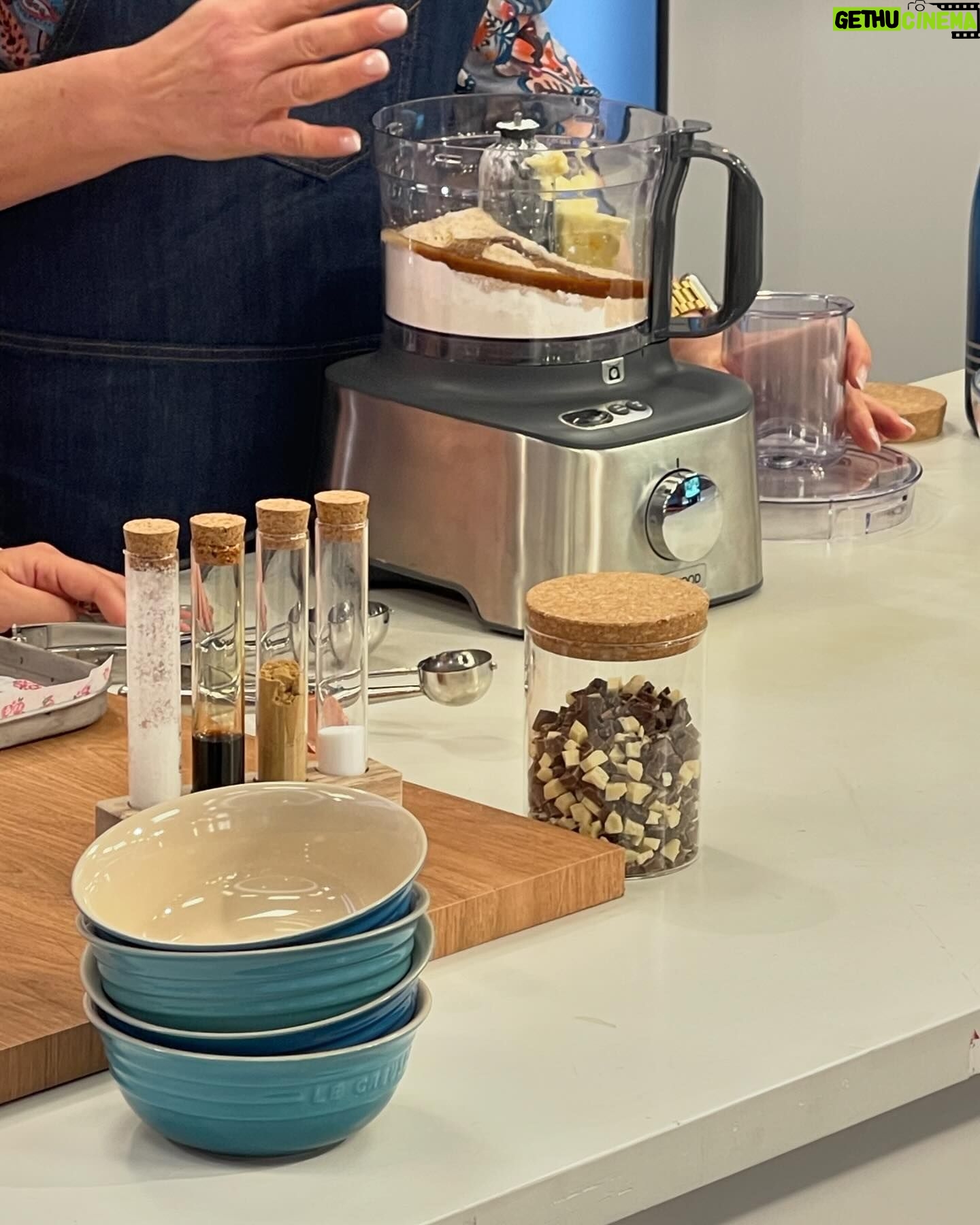 Cátia Goarmon - 0.9K Likes - E para acabar em bom…. 🥁 Chocolate chip cookies! 🍪
INGREDIENTES:
• 100g de manteiga à temperatura ambiente
• 100g de açúcar amarelo
• 1 ovo
• 150g de farinha
• 50g de amido de milho
• 1 colher de café de bicarbonato de sódio
• 1 colher de café de flor de sal
• 1 colher de chá de essência de baunilha
• 80g de chocolate negro
• 80g de chocolate branco
• 80g de chocolate de leite
PREPARAÇÃO:
Num processador misture 100g de manteiga à temperatura ambiente com 100g de açúcar mascavado, 1 ovo, 150g de farinha, 50g de amido de milho, 1 colher de café de bicarbonato de sódio e 1 colher de chá de essência de baunilha.
Retire para uma taça e caso seja necessário leve ao frio por 20 minutos.
Envolva na massa 80g de chocolate branco, 80g de chocolate negro, 80g de chocolate de leite cortados com faca.
Num tabuleiro de forno forrado a papel vegetal coloque com a ajuda de uma colher de gelado, 12 bolas de massa afastadas entre si.
Leve ao forno, pré-aquecido a 180ºC, durante 15 minutos.