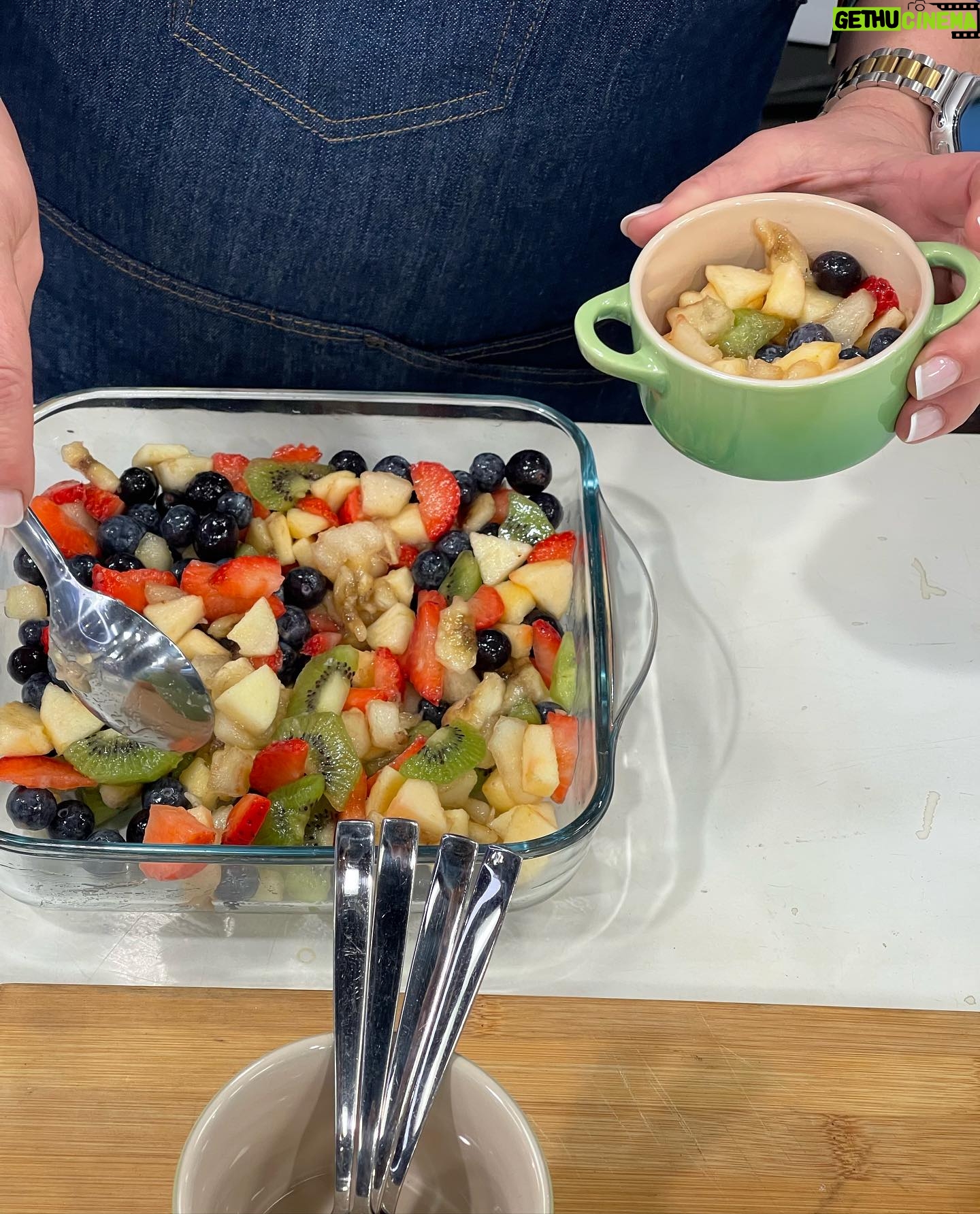Cátia Goarmon - 794 Likes - Não sabe o que fazer com a fruta que está mais madura? Crumble de Fruta 🫐🍓 é sempre uma boa opção!
INGREDIENTES:
· 500g de fruta
· 150g de farinha de trigo
· 50g de flocos de aveia
· 80g manteiga
· 80g de açúcar mascavado
· 1 c. chá essência de baunilha
· 1 c. café flor de sal
· Canela em pó q.b.
PREPARAÇÃO:
Pré-aqueça o forno a 180°C.
Prepare as frutas: Descasque e corte as frutas em pedaços pequenos. Se desejar, acrescente um pouco de sumo de limão para realçar o sabor. Misture as frutas e coloque uma travessa de vidro que possa ir ao forno, polvilhe com um pouco de canela em pó.
Prepare a cobertura: Numa tigela, misture a farinha com os flocos de aveia, o açúcar, a manteiga, o sal e a canela. Use as mãos para misturar todos os ingredientes até obter uma textura de migalhas.
Espalhe a mistura das migalhas uniformemente sobre as frutas.
Leve ao forno pré-aquecido, por cerca de 30-40 minutos, ou até que a cobertura esteja dourada e as frutas estejam a borbulhar
Deixe o crumble arrefecer um pouco antes de servir. Pode ser servido sozinho, ou com uma bola de gelado.