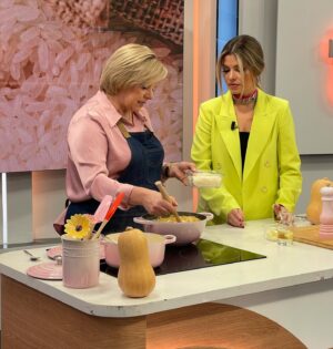 Cátia Goarmon Instagram - Hoje foi o dia do Risoto com cascas de abóbora.

RISOTO DE ABÓBORA
INGREDIENTES:
• Casca de 1 abóbora manteiga (cozida)
• 3 Chalotas picadas
• 300g de Arroz Arbório
• 100ml de vinho branco 
• 1,5l de caldo de legumes 
• 4 c. de sopa de manteiga 
• 100g de queijo parmesão ralado
• 100g de queijo mozarela ralado
• Sal q.b.
• Mistura de Pimentas q.b.
• Azeite q.b.
• Lascas de parmesão para finalizar
• Pevides de abóbora tostadas
 
PREPARAÇÃO:
Leve ao lume um tacho com um fio de azeite e 2 colheres de sopa de manteiga. Refogue 3 chalotas. Junte 300g de Arroz Arbório, mexa e deixe fritar um pouco. Refresque com 100ml de vinho branco e continue a cozinhar, mexendo sempre até o álcool evaporar.
Vá adicionando caldo de legumes, pouco e pouco e sem parar de mexer, até que o arroz fique quase cozido. Acrescente a casca da abóbora cortada em cubinhos, tempere com sal e pimenta.  Deixe cozer mais uns minutos. 
Retire do lume e junte 100g de queijo parmesão ralado, 100g de queijo mozarela ralado e adicione 2 colheres de sopa de manteiga. Tape por 2 minutos para que o queijo derreta. Envolva bem. 
Sirva de imediato e finalize com lascas de parmesão e pevides de abóbora tostadas.
