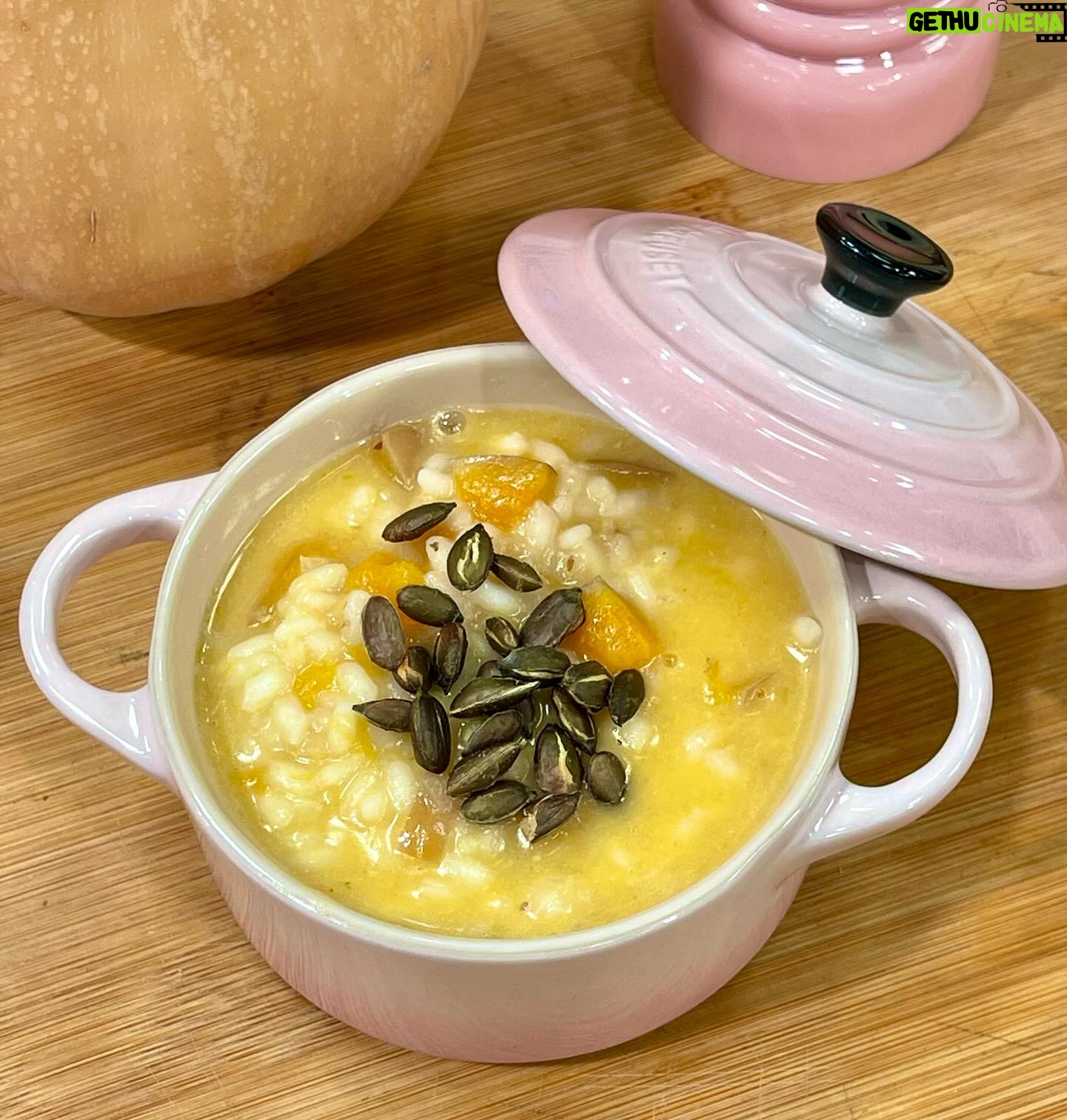 Cátia Goarmon - 0.9K Likes - Hoje foi o dia do Risoto com cascas de abóbora.
RISOTO DE ABÓBORA
INGREDIENTES:
• Casca de 1 abóbora manteiga (cozida)
• 3 Chalotas picadas
• 300g de Arroz Arbório
• 100ml de vinho branco
• 1,5l de caldo de legumes
• 4 c. de sopa de manteiga
• 100g de queijo parmesão ralado
• 100g de queijo mozarela ralado
• Sal q.b.
• Mistura de Pimentas q.b.
• Azeite q.b.
• Lascas de parmesão para finalizar
• Pevides de abóbora tostadas
PREPARAÇÃO:
Leve ao lume um tacho com um fio de azeite e 2 colheres de sopa de manteiga. Refogue 3 chalotas. Junte 300g de Arroz Arbório, mexa e deixe fritar um pouco. Refresque com 100ml de vinho branco e continue a cozinhar, mexendo sempre até o álcool evaporar.
Vá adicionando caldo de legumes, pouco e pouco e sem parar de mexer, até que o arroz fique quase cozido. Acrescente a casca da abóbora cortada em cubinhos, tempere com sal e pimenta. Deixe cozer mais uns minutos.
Retire do lume e junte 100g de queijo parmesão ralado, 100g de queijo mozarela ralado e adicione 2 colheres de sopa de manteiga. Tape por 2 minutos para que o queijo derreta. Envolva bem.
Sirva de imediato e finalize com lascas de parmesão e pevides de abóbora tostadas.