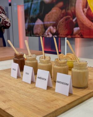 Cátia Goarmon Instagram - E a receita de hoje foi…🥁 Manteigas! 🥜🌰 @estamanhatvi quem viu?

Ingredientes: 
- 250 g de cajus, amêndoas, amendoins ou avelãs sem pele; 
- Flor de sal qb 

Modo de preparação: 
Comece por tostar os frutos secos, leve-os ao forno num tabuleiro a 180 graus por 15 minutos. 
Coloque os frutos secos já tostados num processador de alimentos e triture na velocidade máxima até bater um preparado bem cremoso. Acrescente o sal a gosto e misture bem.
