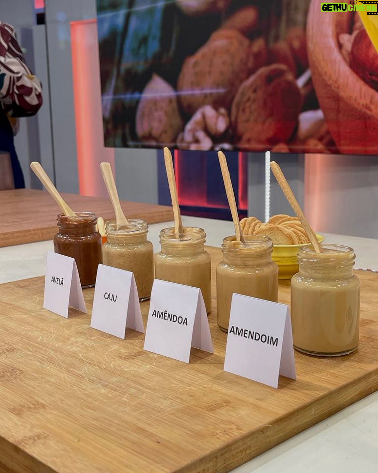 Cátia Goarmon - 1.4K Likes - E a receita de hoje foi…🥁 Manteigas! 🥜🌰 @estamanhatvi quem viu?
Ingredientes:
- 250 g de cajus, amêndoas, amendoins ou avelãs sem pele;
- Flor de sal qb
Modo de preparação:
Comece por tostar os frutos secos, leve-os ao forno num tabuleiro a 180 graus por 15 minutos.
Coloque os frutos secos já tostados num processador de alimentos e triture na velocidade máxima até bater um preparado bem cremoso. Acrescente o sal a gosto e misture bem.