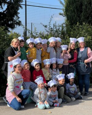 Cátia Goarmon Instagram - A Escola Básica de Santo António, na Parede, foi a primeira a colocar as “Mãos na Massa” e a abrir os braços à Tia Cátia, que preparou uma ementa diferenciada, em que o prato principal foi ‘Garoupa escondida’ para cerca de 500 alunos. 👩🏼‍🍳

O “Mãos na massa” é um programa educativo implementado nas escolas públicas de Cascais, que visa desenvolver conhecimentos de gastronomia e competências de cozinha nas crianças e adolescentes e fomentar uma alimentação saudável e nutricionalmente equilibrada. Este projeto é dividido por três fases: Fase I - O chef vai à escola, Fase II – Mini chefs na cozinha, Fase III - Cascais Júnior Chef – Prémio Maria de Lourdes Modesto.

A primeira fase é composta pelo “O Chef vai à Escola” que é um projeto que permite às crianças interagirem com chefs, dando-lhes a oportunidade de ganhar sensibilidade não só para a ciência e a arte de cozinhar, mas também para o equilíbrio nutricional da alimentação que consomem. Após a visita do chef é lançado um desafio aos alunos para desenvolverem uma receita tradicional, de família, ou outra e assim concorrem á fase seguinte.

Amanhã “O Chef vai à Escola” Básica de Talaíde!

@cascais_oficial @tia_catia @jovem_cascais