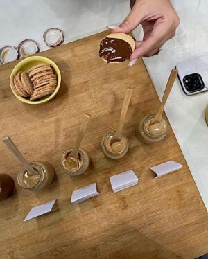 Cátia Goarmon Instagram - E a receita de hoje foi…🥁 Manteigas! 🥜🌰 @estamanhatvi quem viu?

Ingredientes: 
- 250 g de cajus, amêndoas, amendoins ou avelãs sem pele; 
- Flor de sal qb 

Modo de preparação: 
Comece por tostar os frutos secos, leve-os ao forno num tabuleiro a 180 graus por 15 minutos. 
Coloque os frutos secos já tostados num processador de alimentos e triture na velocidade máxima até bater um preparado bem cremoso. Acrescente o sal a gosto e misture bem.