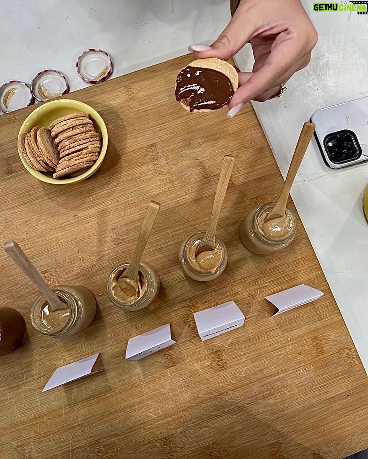 Cátia Goarmon - 1.4K Likes - E a receita de hoje foi…🥁 Manteigas! 🥜🌰 @estamanhatvi quem viu?
Ingredientes:
- 250 g de cajus, amêndoas, amendoins ou avelãs sem pele;
- Flor de sal qb
Modo de preparação:
Comece por tostar os frutos secos, leve-os ao forno num tabuleiro a 180 graus por 15 minutos.
Coloque os frutos secos já tostados num processador de alimentos e triture na velocidade máxima até bater um preparado bem cremoso. Acrescente o sal a gosto e misture bem.