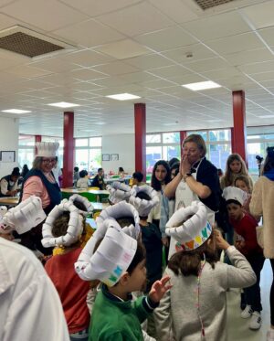 Cátia Goarmon Instagram - A Escola Básica de Santo António, na Parede, foi a primeira a colocar as “Mãos na Massa” e a abrir os braços à Tia Cátia, que preparou uma ementa diferenciada, em que o prato principal foi ‘Garoupa escondida’ para cerca de 500 alunos. 👩🏼‍🍳

O “Mãos na massa” é um programa educativo implementado nas escolas públicas de Cascais, que visa desenvolver conhecimentos de gastronomia e competências de cozinha nas crianças e adolescentes e fomentar uma alimentação saudável e nutricionalmente equilibrada. Este projeto é dividido por três fases: Fase I - O chef vai à escola, Fase II – Mini chefs na cozinha, Fase III - Cascais Júnior Chef – Prémio Maria de Lourdes Modesto.

A primeira fase é composta pelo “O Chef vai à Escola” que é um projeto que permite às crianças interagirem com chefs, dando-lhes a oportunidade de ganhar sensibilidade não só para a ciência e a arte de cozinhar, mas também para o equilíbrio nutricional da alimentação que consomem. Após a visita do chef é lançado um desafio aos alunos para desenvolverem uma receita tradicional, de família, ou outra e assim concorrem á fase seguinte.

Amanhã “O Chef vai à Escola” Básica de Talaíde!

@cascais_oficial @tia_catia @jovem_cascais