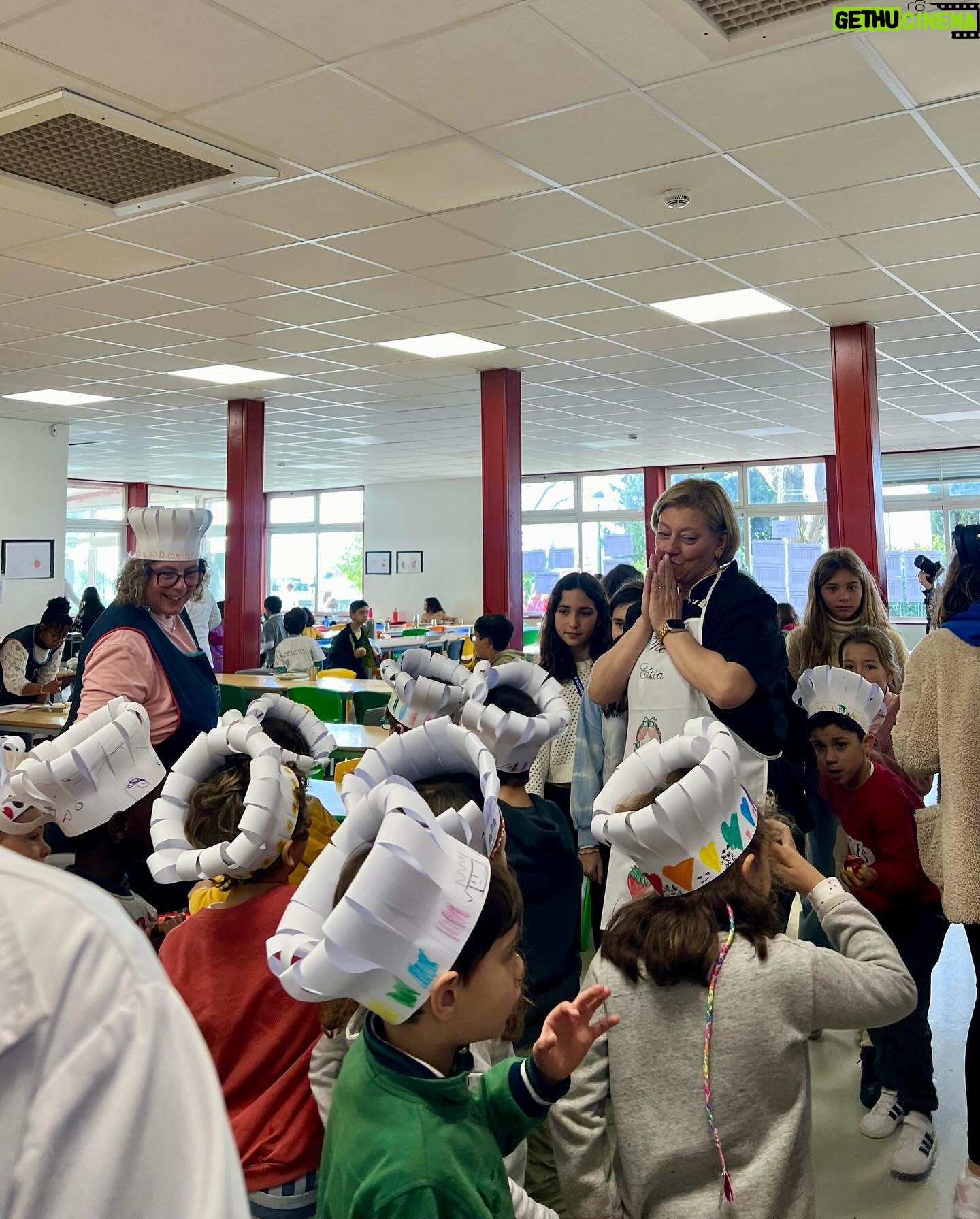 Cátia Goarmon - 1K Likes - A Escola Básica de Santo António, na Parede, foi a primeira a colocar as “Mãos na Massa” e a abrir os braços à Tia Cátia, que preparou uma ementa diferenciada, em que o prato principal foi ‘Garoupa escondida’ para cerca de 500 alunos. 👩🏼🍳
O “Mãos na massa” é um programa educativo implementado nas escolas públicas de Cascais, que visa desenvolver conhecimentos de gastronomia e competências de cozinha nas crianças e adolescentes e fomentar uma alimentação saudável e nutricionalmente equilibrada. Este projeto é dividido por três fases: Fase I - O chef vai à escola, Fase II – Mini chefs na cozinha, Fase III - Cascais Júnior Chef – Prémio Maria de Lourdes Modesto.
A primeira fase é composta pelo “O Chef vai à Escola” que é um projeto que permite às crianças interagirem com chefs, dando-lhes a oportunidade de ganhar sensibilidade não só para a ciência e a arte de cozinhar, mas também para o equilíbrio nutricional da alimentação que consomem. Após a visita do chef é lançado um desafio aos alunos para desenvolverem uma receita tradicional, de família, ou outra e assim concorrem á fase seguinte.
Amanhã “O Chef vai à Escola” Básica de Talaíde!
@cascais_oficial @tia_catia @jovem_cascais