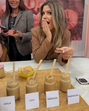 Cátia Goarmon Instagram - E a receita de hoje foi…🥁 Manteigas! 🥜🌰 @estamanhatvi quem viu?

Ingredientes: 
- 250 g de cajus, amêndoas, amendoins ou avelãs sem pele; 
- Flor de sal qb 

Modo de preparação: 
Comece por tostar os frutos secos, leve-os ao forno num tabuleiro a 180 graus por 15 minutos. 
Coloque os frutos secos já tostados num processador de alimentos e triture na velocidade máxima até bater um preparado bem cremoso. Acrescente o sal a gosto e misture bem.