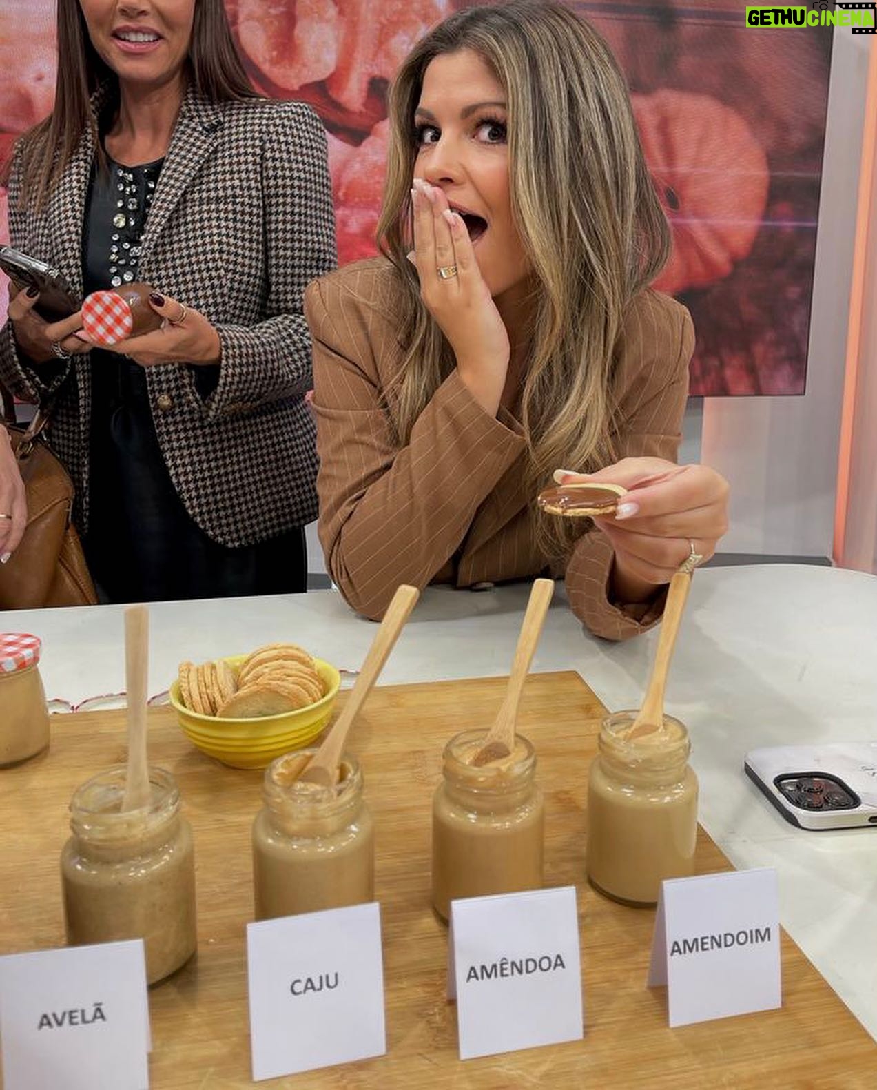 Cátia Goarmon - 1.4K Likes - E a receita de hoje foi…🥁 Manteigas! 🥜🌰 @estamanhatvi quem viu?
Ingredientes:
- 250 g de cajus, amêndoas, amendoins ou avelãs sem pele;
- Flor de sal qb
Modo de preparação:
Comece por tostar os frutos secos, leve-os ao forno num tabuleiro a 180 graus por 15 minutos.
Coloque os frutos secos já tostados num processador de alimentos e triture na velocidade máxima até bater um preparado bem cremoso. Acrescente o sal a gosto e misture bem.