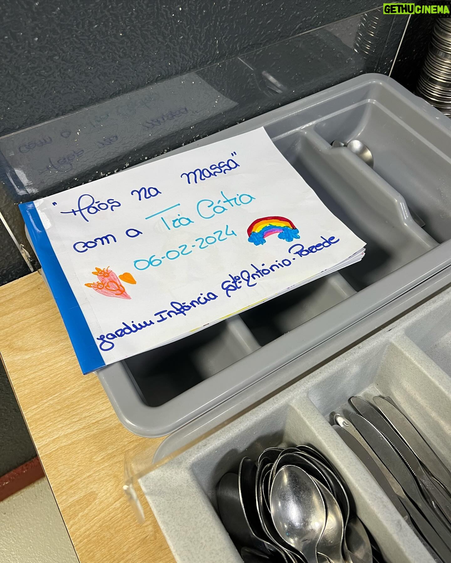 Cátia Goarmon - 1K Likes - A Escola Básica de Santo António, na Parede, foi a primeira a colocar as “Mãos na Massa” e a abrir os braços à Tia Cátia, que preparou uma ementa diferenciada, em que o prato principal foi ‘Garoupa escondida’ para cerca de 500 alunos. 👩🏼🍳
O “Mãos na massa” é um programa educativo implementado nas escolas públicas de Cascais, que visa desenvolver conhecimentos de gastronomia e competências de cozinha nas crianças e adolescentes e fomentar uma alimentação saudável e nutricionalmente equilibrada. Este projeto é dividido por três fases: Fase I - O chef vai à escola, Fase II – Mini chefs na cozinha, Fase III - Cascais Júnior Chef – Prémio Maria de Lourdes Modesto.
A primeira fase é composta pelo “O Chef vai à Escola” que é um projeto que permite às crianças interagirem com chefs, dando-lhes a oportunidade de ganhar sensibilidade não só para a ciência e a arte de cozinhar, mas também para o equilíbrio nutricional da alimentação que consomem. Após a visita do chef é lançado um desafio aos alunos para desenvolverem uma receita tradicional, de família, ou outra e assim concorrem á fase seguinte.
Amanhã “O Chef vai à Escola” Básica de Talaíde!
@cascais_oficial @tia_catia @jovem_cascais