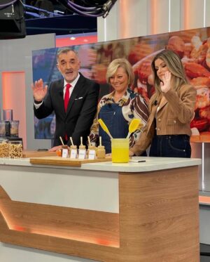 Cátia Goarmon Instagram - E a receita de hoje foi…🥁 Manteigas! 🥜🌰 @estamanhatvi quem viu?

Ingredientes: 
- 250 g de cajus, amêndoas, amendoins ou avelãs sem pele; 
- Flor de sal qb 

Modo de preparação: 
Comece por tostar os frutos secos, leve-os ao forno num tabuleiro a 180 graus por 15 minutos. 
Coloque os frutos secos já tostados num processador de alimentos e triture na velocidade máxima até bater um preparado bem cremoso. Acrescente o sal a gosto e misture bem.