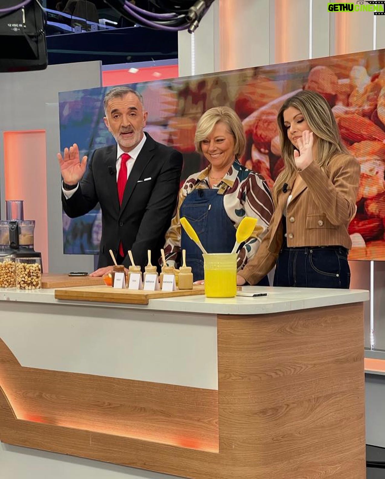 Cátia Goarmon - 1.4K Likes - E a receita de hoje foi…🥁 Manteigas! 🥜🌰 @estamanhatvi quem viu?
Ingredientes:
- 250 g de cajus, amêndoas, amendoins ou avelãs sem pele;
- Flor de sal qb
Modo de preparação:
Comece por tostar os frutos secos, leve-os ao forno num tabuleiro a 180 graus por 15 minutos.
Coloque os frutos secos já tostados num processador de alimentos e triture na velocidade máxima até bater um preparado bem cremoso. Acrescente o sal a gosto e misture bem.