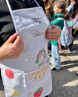 Cátia Goarmon Instagram - A Escola Básica de Santo António, na Parede, foi a primeira a colocar as “Mãos na Massa” e a abrir os braços à Tia Cátia, que preparou uma ementa diferenciada, em que o prato principal foi ‘Garoupa escondida’ para cerca de 500 alunos. 👩🏼‍🍳

O “Mãos na massa” é um programa educativo implementado nas escolas públicas de Cascais, que visa desenvolver conhecimentos de gastronomia e competências de cozinha nas crianças e adolescentes e fomentar uma alimentação saudável e nutricionalmente equilibrada. Este projeto é dividido por três fases: Fase I - O chef vai à escola, Fase II – Mini chefs na cozinha, Fase III - Cascais Júnior Chef – Prémio Maria de Lourdes Modesto.

A primeira fase é composta pelo “O Chef vai à Escola” que é um projeto que permite às crianças interagirem com chefs, dando-lhes a oportunidade de ganhar sensibilidade não só para a ciência e a arte de cozinhar, mas também para o equilíbrio nutricional da alimentação que consomem. Após a visita do chef é lançado um desafio aos alunos para desenvolverem uma receita tradicional, de família, ou outra e assim concorrem á fase seguinte.

Amanhã “O Chef vai à Escola” Básica de Talaíde!

@cascais_oficial @tia_catia @jovem_cascais