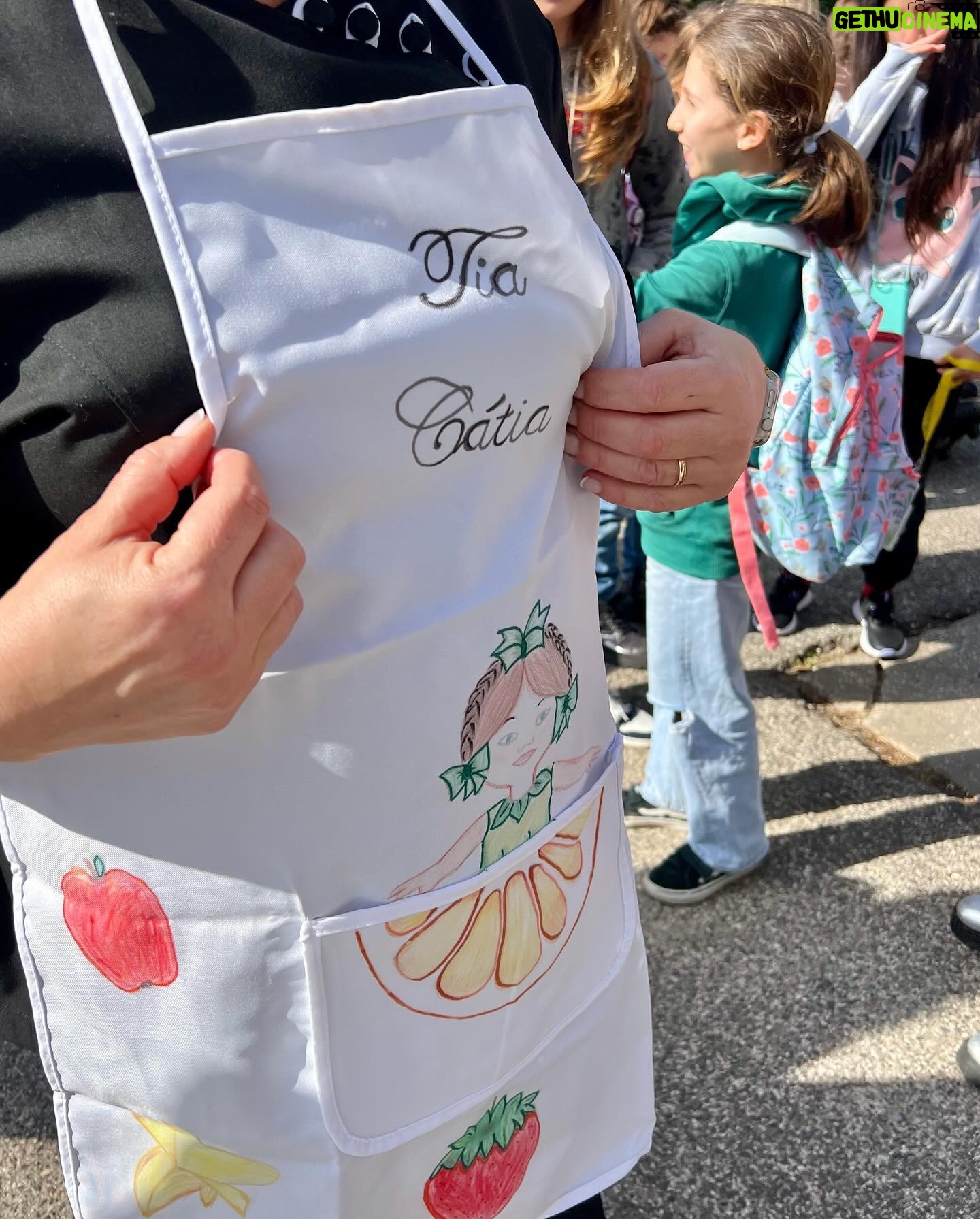 Cátia Goarmon - 1K Likes - A Escola Básica de Santo António, na Parede, foi a primeira a colocar as “Mãos na Massa” e a abrir os braços à Tia Cátia, que preparou uma ementa diferenciada, em que o prato principal foi ‘Garoupa escondida’ para cerca de 500 alunos. 👩🏼🍳
O “Mãos na massa” é um programa educativo implementado nas escolas públicas de Cascais, que visa desenvolver conhecimentos de gastronomia e competências de cozinha nas crianças e adolescentes e fomentar uma alimentação saudável e nutricionalmente equilibrada. Este projeto é dividido por três fases: Fase I - O chef vai à escola, Fase II – Mini chefs na cozinha, Fase III - Cascais Júnior Chef – Prémio Maria de Lourdes Modesto.
A primeira fase é composta pelo “O Chef vai à Escola” que é um projeto que permite às crianças interagirem com chefs, dando-lhes a oportunidade de ganhar sensibilidade não só para a ciência e a arte de cozinhar, mas também para o equilíbrio nutricional da alimentação que consomem. Após a visita do chef é lançado um desafio aos alunos para desenvolverem uma receita tradicional, de família, ou outra e assim concorrem á fase seguinte.
Amanhã “O Chef vai à Escola” Básica de Talaíde!
@cascais_oficial @tia_catia @jovem_cascais
