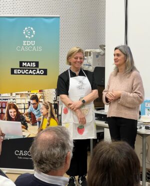 Cátia Goarmon Instagram - A Escola Básica de Santo António, na Parede, foi a primeira a colocar as “Mãos na Massa” e a abrir os braços à Tia Cátia, que preparou uma ementa diferenciada, em que o prato principal foi ‘Garoupa escondida’ para cerca de 500 alunos. 👩🏼‍🍳

O “Mãos na massa” é um programa educativo implementado nas escolas públicas de Cascais, que visa desenvolver conhecimentos de gastronomia e competências de cozinha nas crianças e adolescentes e fomentar uma alimentação saudável e nutricionalmente equilibrada. Este projeto é dividido por três fases: Fase I - O chef vai à escola, Fase II – Mini chefs na cozinha, Fase III - Cascais Júnior Chef – Prémio Maria de Lourdes Modesto.

A primeira fase é composta pelo “O Chef vai à Escola” que é um projeto que permite às crianças interagirem com chefs, dando-lhes a oportunidade de ganhar sensibilidade não só para a ciência e a arte de cozinhar, mas também para o equilíbrio nutricional da alimentação que consomem. Após a visita do chef é lançado um desafio aos alunos para desenvolverem uma receita tradicional, de família, ou outra e assim concorrem á fase seguinte.

Amanhã “O Chef vai à Escola” Básica de Talaíde!

@cascais_oficial @tia_catia @jovem_cascais
