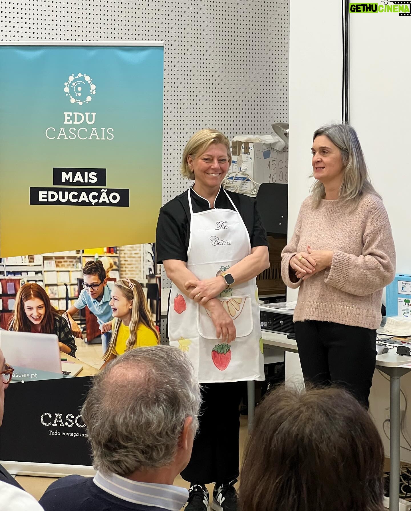 Cátia Goarmon - 1K Likes - A Escola Básica de Santo António, na Parede, foi a primeira a colocar as “Mãos na Massa” e a abrir os braços à Tia Cátia, que preparou uma ementa diferenciada, em que o prato principal foi ‘Garoupa escondida’ para cerca de 500 alunos. 👩🏼🍳
O “Mãos na massa” é um programa educativo implementado nas escolas públicas de Cascais, que visa desenvolver conhecimentos de gastronomia e competências de cozinha nas crianças e adolescentes e fomentar uma alimentação saudável e nutricionalmente equilibrada. Este projeto é dividido por três fases: Fase I - O chef vai à escola, Fase II – Mini chefs na cozinha, Fase III - Cascais Júnior Chef – Prémio Maria de Lourdes Modesto.
A primeira fase é composta pelo “O Chef vai à Escola” que é um projeto que permite às crianças interagirem com chefs, dando-lhes a oportunidade de ganhar sensibilidade não só para a ciência e a arte de cozinhar, mas também para o equilíbrio nutricional da alimentação que consomem. Após a visita do chef é lançado um desafio aos alunos para desenvolverem uma receita tradicional, de família, ou outra e assim concorrem á fase seguinte.
Amanhã “O Chef vai à Escola” Básica de Talaíde!
@cascais_oficial @tia_catia @jovem_cascais