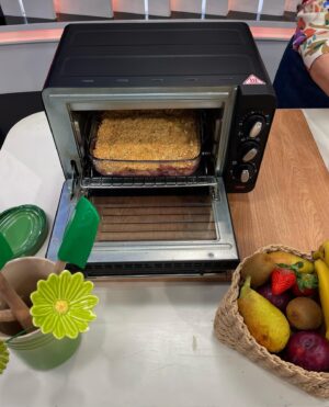 Cátia Goarmon Instagram - Não sabe o que fazer com a fruta que está mais madura? Crumble de Fruta 🫐🍓 é sempre uma boa opção! 
 
INGREDIENTES:
·  500g de fruta
·  150g de farinha de trigo
·  50g de flocos de aveia
·  80g manteiga
·  80g de açúcar mascavado
·  1 c. chá essência de baunilha
·  1 c. café flor de sal
·  Canela em pó q.b.
 
 PREPARAÇÃO:
 
Pré-aqueça o forno a 180°C.
Prepare as frutas: Descasque e corte as frutas em pedaços pequenos. Se desejar, acrescente um pouco de sumo de limão para realçar o sabor. Misture as frutas e coloque uma travessa de vidro que possa ir ao forno, polvilhe com um pouco de canela em pó.
Prepare a cobertura: Numa tigela, misture a farinha com os flocos de aveia, o açúcar, a manteiga, o sal e a canela. Use as mãos para misturar todos os ingredientes até obter uma textura de migalhas.
Espalhe a mistura das migalhas uniformemente sobre as frutas.
Leve ao forno pré-aquecido, por cerca de 30-40 minutos, ou até que a cobertura esteja dourada e as frutas estejam a borbulhar
Deixe o crumble arrefecer um pouco antes de servir. Pode ser servido sozinho, ou com uma bola de gelado.