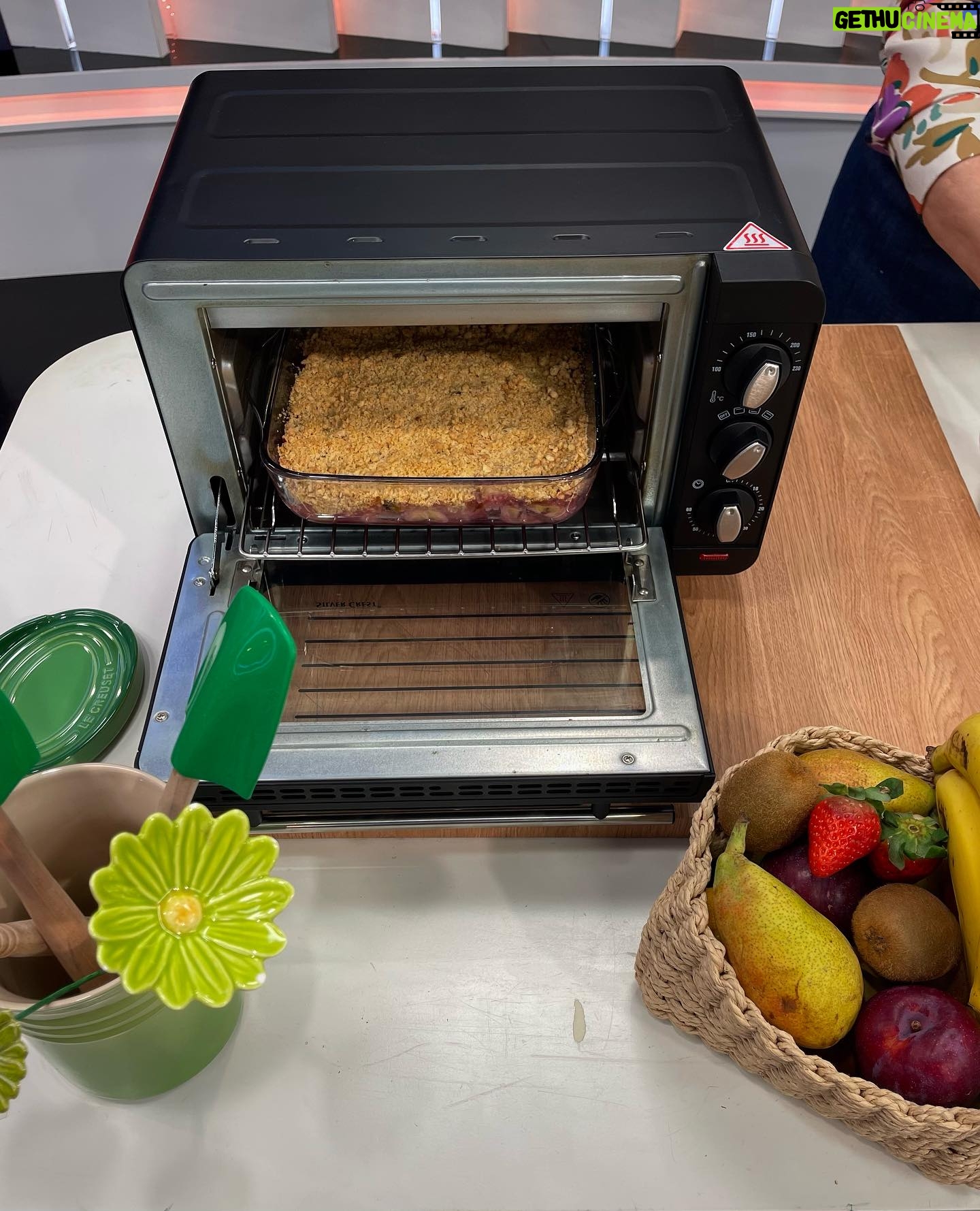 Cátia Goarmon - 794 Likes - Não sabe o que fazer com a fruta que está mais madura? Crumble de Fruta 🫐🍓 é sempre uma boa opção!
INGREDIENTES:
· 500g de fruta
· 150g de farinha de trigo
· 50g de flocos de aveia
· 80g manteiga
· 80g de açúcar mascavado
· 1 c. chá essência de baunilha
· 1 c. café flor de sal
· Canela em pó q.b.
PREPARAÇÃO:
Pré-aqueça o forno a 180°C.
Prepare as frutas: Descasque e corte as frutas em pedaços pequenos. Se desejar, acrescente um pouco de sumo de limão para realçar o sabor. Misture as frutas e coloque uma travessa de vidro que possa ir ao forno, polvilhe com um pouco de canela em pó.
Prepare a cobertura: Numa tigela, misture a farinha com os flocos de aveia, o açúcar, a manteiga, o sal e a canela. Use as mãos para misturar todos os ingredientes até obter uma textura de migalhas.
Espalhe a mistura das migalhas uniformemente sobre as frutas.
Leve ao forno pré-aquecido, por cerca de 30-40 minutos, ou até que a cobertura esteja dourada e as frutas estejam a borbulhar
Deixe o crumble arrefecer um pouco antes de servir. Pode ser servido sozinho, ou com uma bola de gelado.