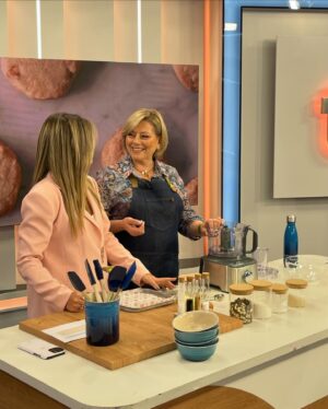 Cátia Goarmon Instagram - E para acabar em bom…. 🥁 Chocolate chip cookies! 🍪 

INGREDIENTES:
 • 100g de manteiga à temperatura ambiente
• 100g de açúcar amarelo
• 1 ovo
• 150g de farinha
• 50g de amido de milho
• 1 colher de café de bicarbonato de sódio
• 1 colher de café de flor de sal
• 1 colher de chá de essência de baunilha
• 80g de chocolate negro 
• 80g de chocolate branco 
• 80g de chocolate de leite

PREPARAÇÃO:
Num processador misture 100g de manteiga à temperatura ambiente com 100g de açúcar mascavado, 1 ovo, 150g de farinha, 50g de amido de milho, 1 colher de café de bicarbonato de sódio e 1 colher de chá de essência de baunilha.

Retire para uma taça e caso seja necessário leve ao frio por 20 minutos.
 
Envolva na massa 80g de chocolate branco, 80g de chocolate negro, 80g de chocolate de leite cortados com faca.
 
Num tabuleiro de forno forrado a papel vegetal coloque com a ajuda de uma colher de gelado, 12 bolas de massa afastadas entre si. 
 
Leve ao forno, pré-aquecido a 180ºC, durante 15 minutos.